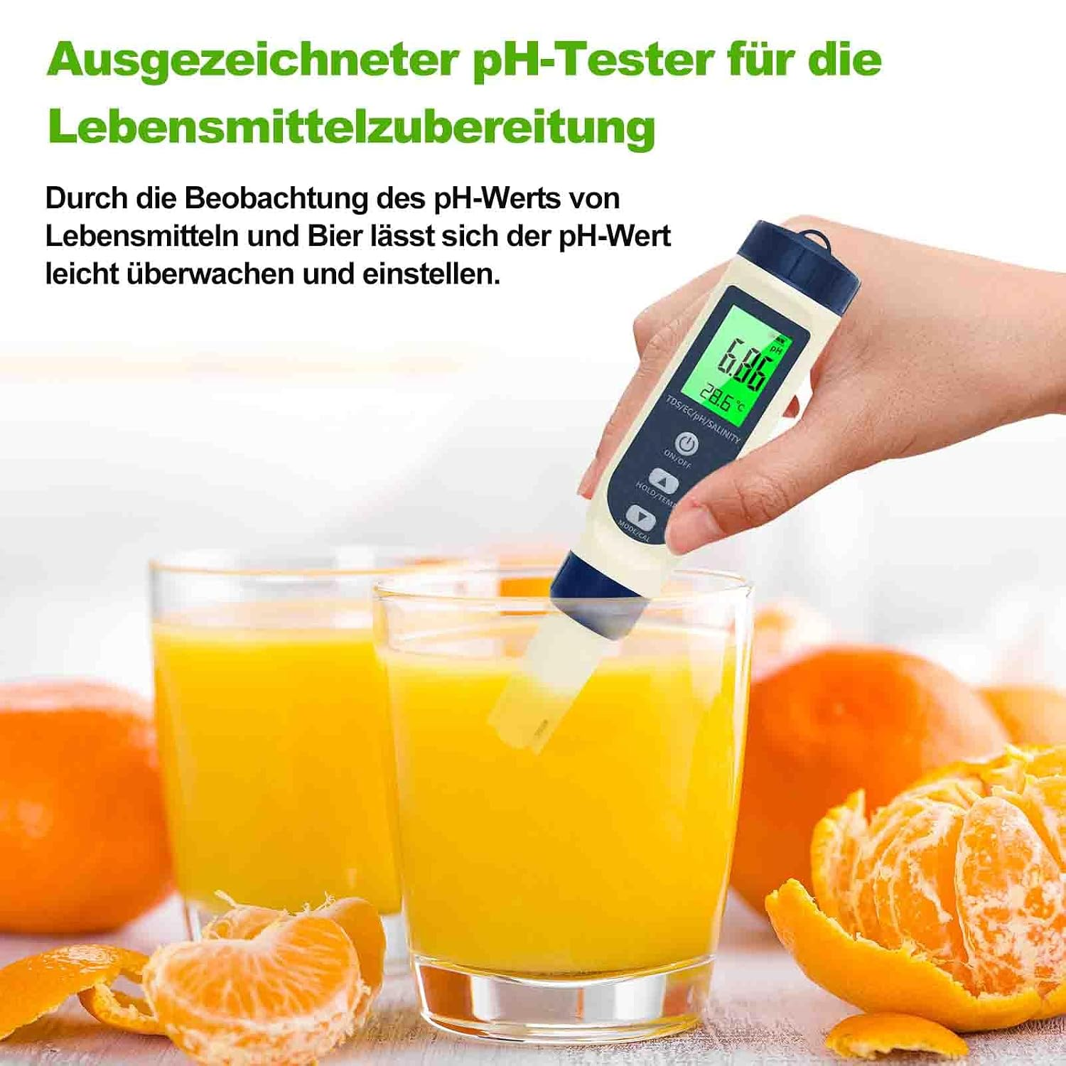 Eine Hand hält einen digitalen pH-Tester, der in ein Glas Orangensaft taucht, umgeben von Mandarinen.