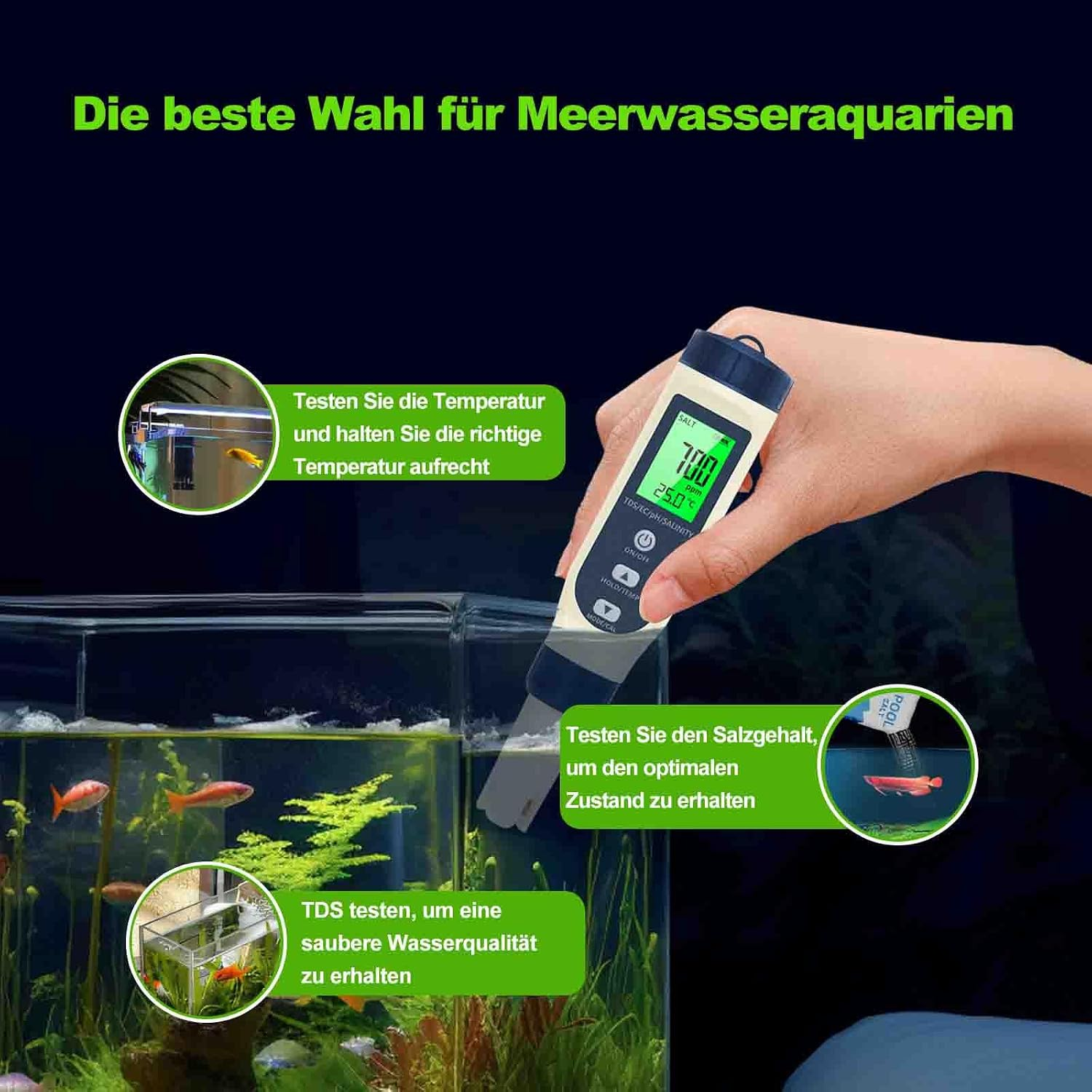 Eine Hand hält einen digitalen Wassertester über ein Aquarium mit Fischen und zeigt Temperatur und Salzgehalt.