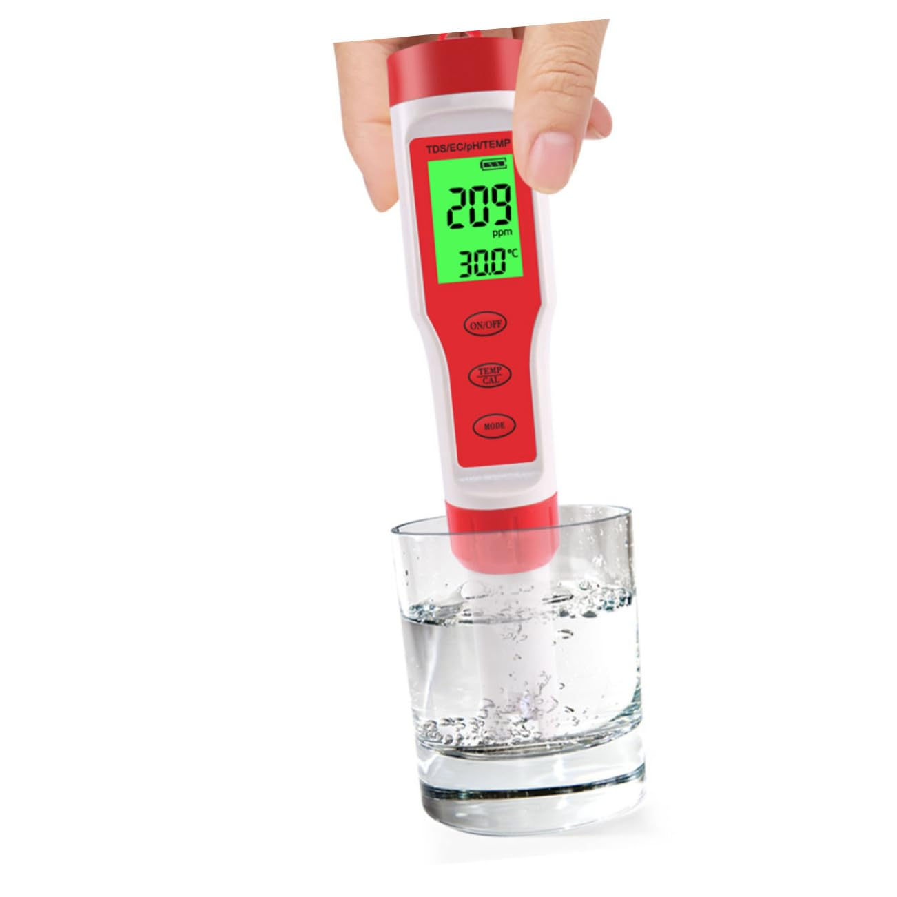 Eine Hand hält einen rot-weißen Wassertester, der in ein Glas mit klarem Wasser getaucht ist.