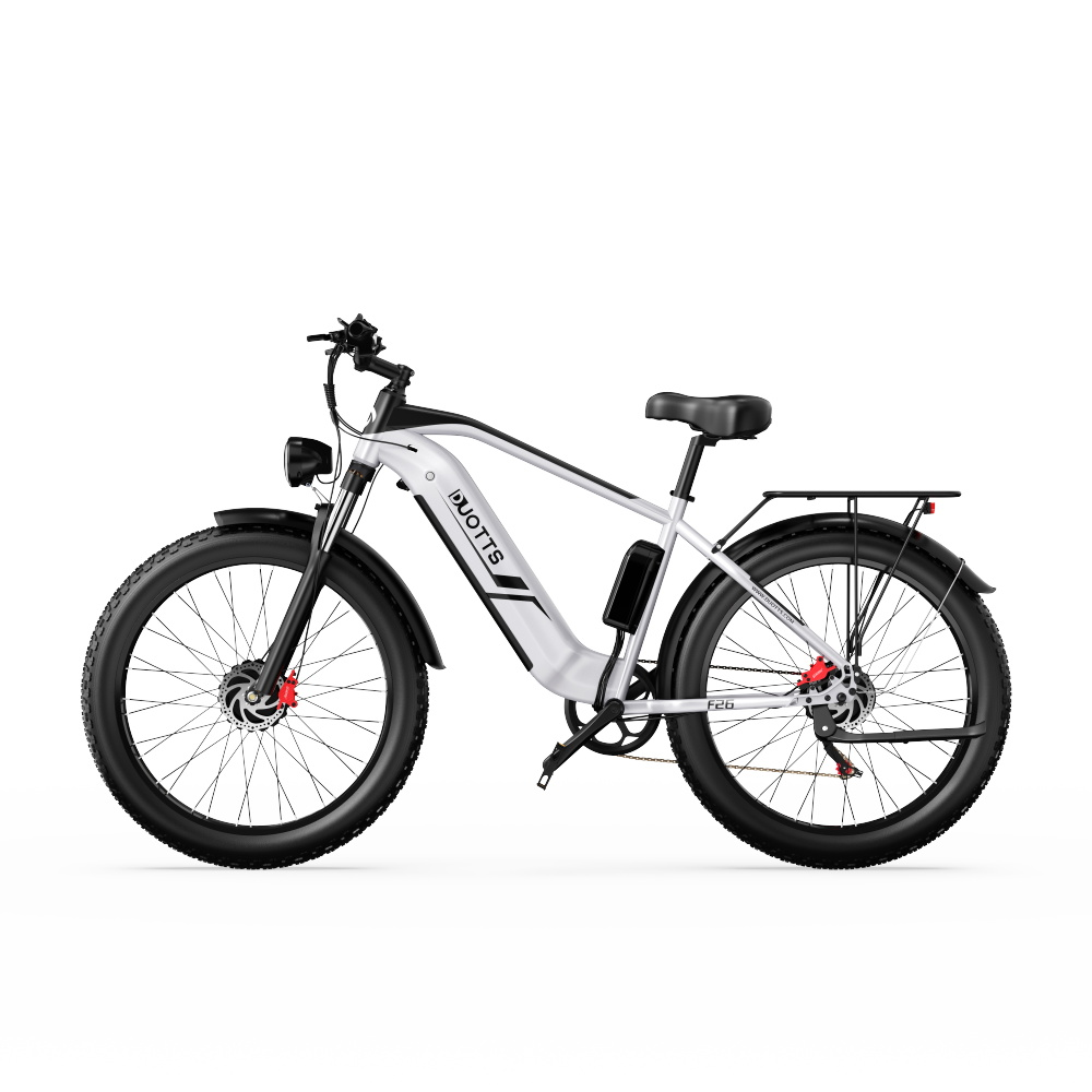 Ein weiß-schwarzes E-Bike mit breiten Reifen und Gepäckträger vor weißem Hintergrund.
