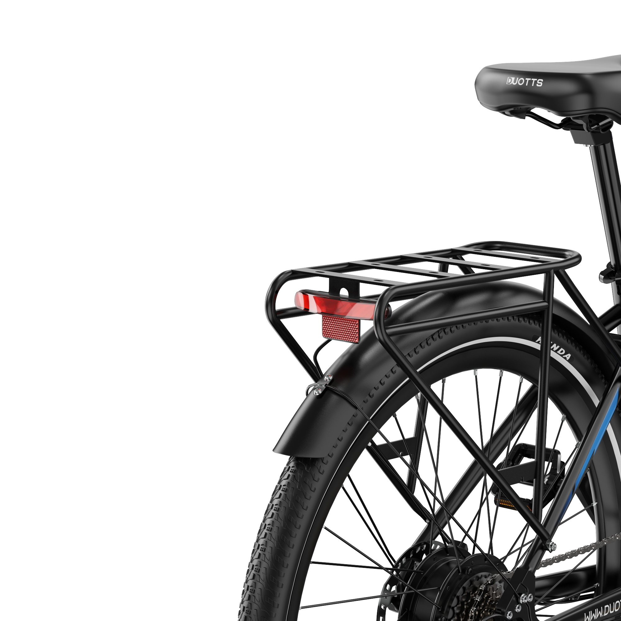 Nahaufnahme des schwarzen E-Bike-Hinterrads mit Gepäckträger, rotem Rücklicht und Duotts-Sattel vor weißem Hintergrund.