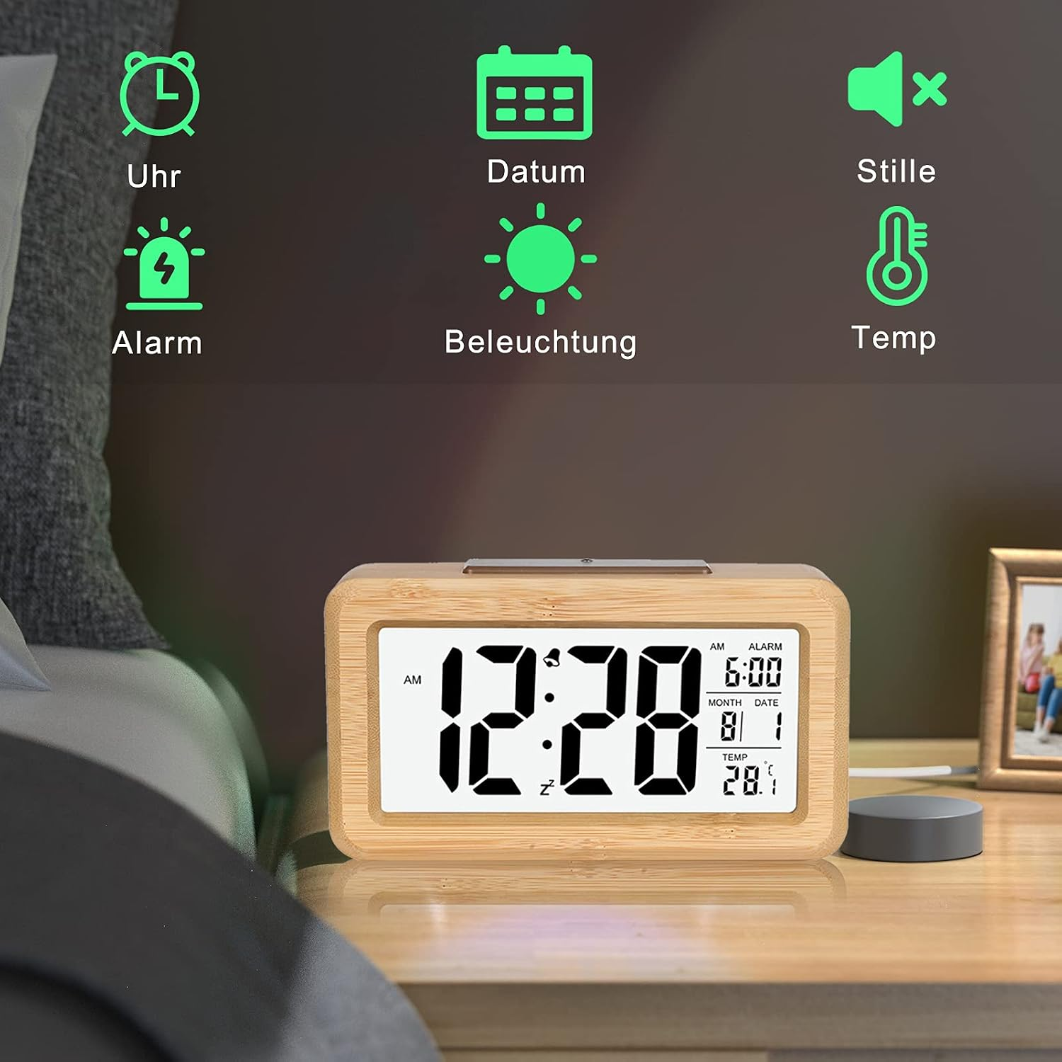 Holzfarbener Digitalwecker auf einem Nachttisch mit grünen Funktionssymbolen im Hintergrund.