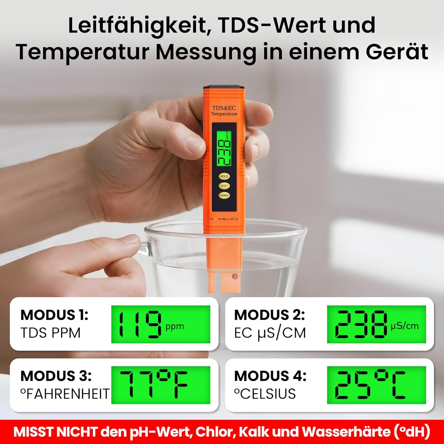 Hand hält orangen Wassertester in einem Glas, zeigt digitale Messwerte für TDS, EC und Temperatur an.