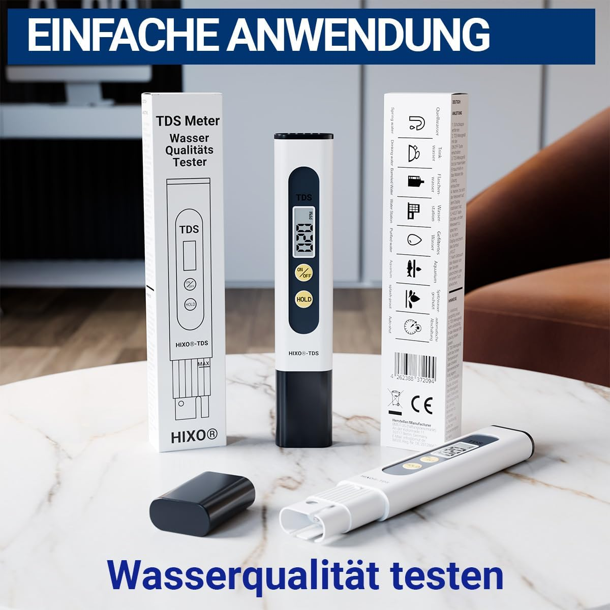 Ein digitaler TDS-Wasserqualitätsmesser steht auf einem Marmortisch, flankiert von zwei weißen Verpackungskartons.