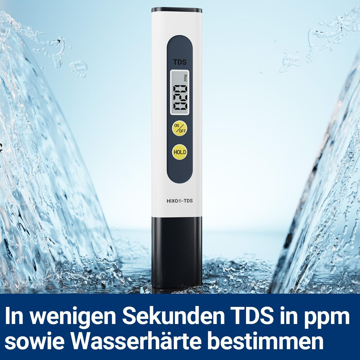 Ein weißer TDS-Messstab steht aufrecht vor fließendem Wasser, mit Display und gelben Knöpfen.