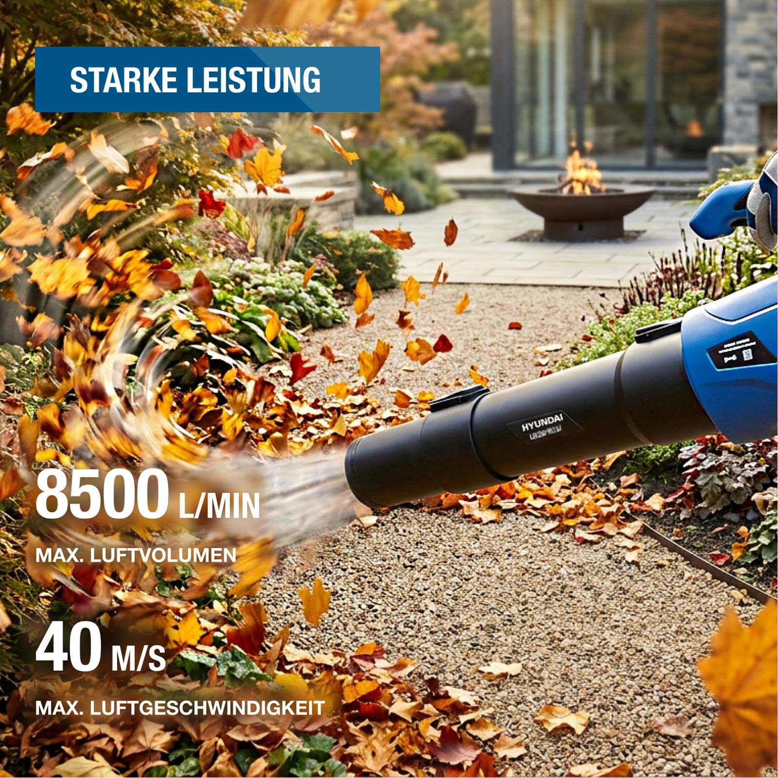 Ein blauer Laubbläser wirbelt Herbstblätter auf einem Gartenweg auf, mit dem Text Starke Leistung.