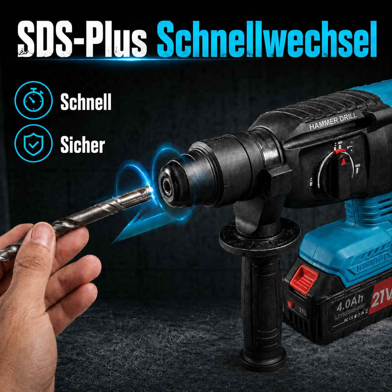 Hand hält einen Bohrer vor das Futter eines blauen Akku-Bohrhammers auf grauem Hintergrund.