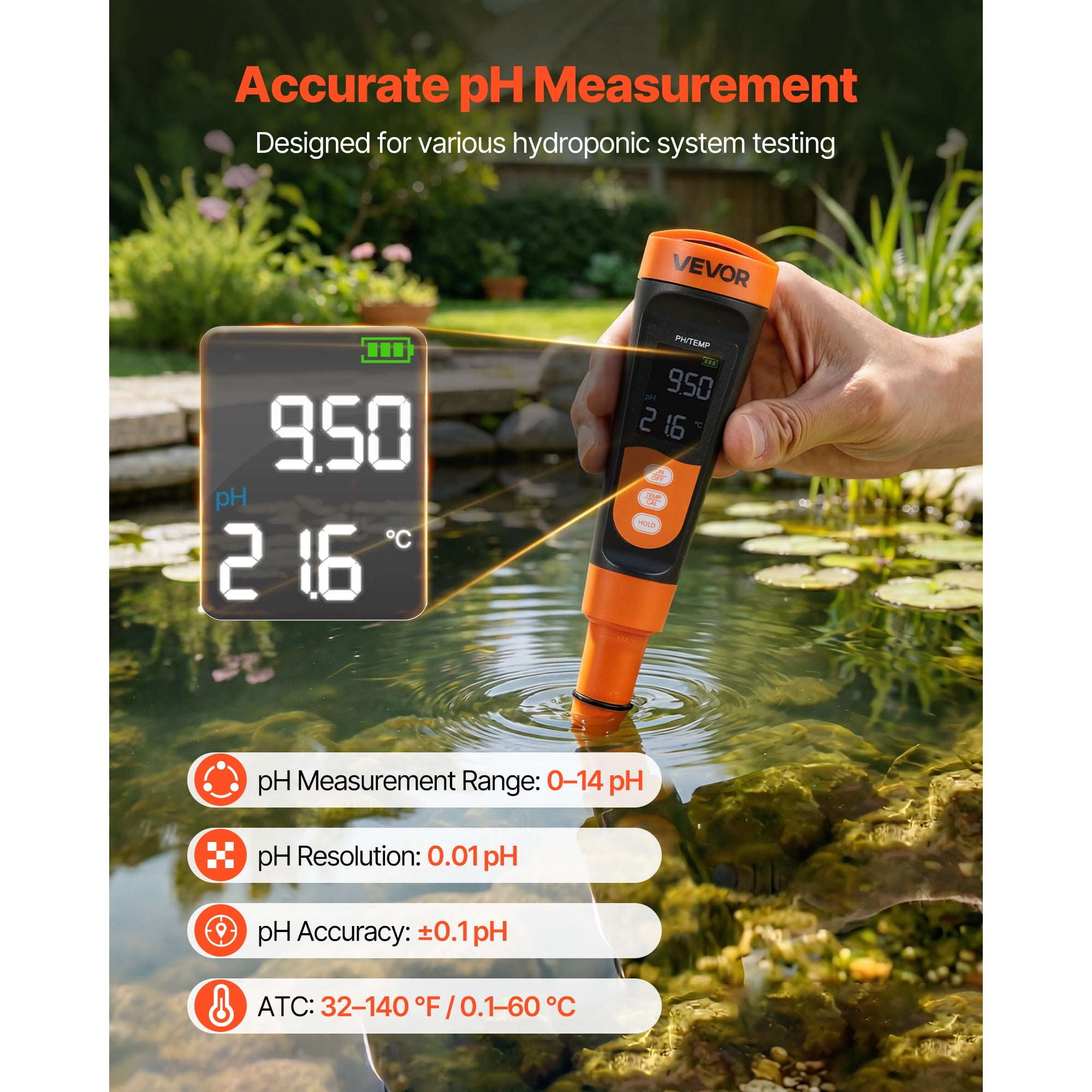 Eine Hand hält ein orange-schwarzes pH-Messgerät im Wasser eines Gartenteichs.
