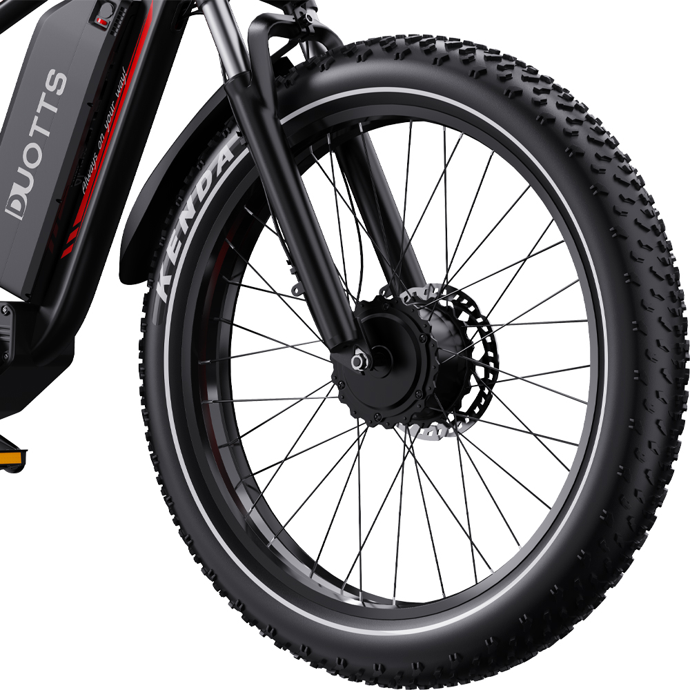 Nahaufnahme des Vorderrads eines E-Bikes mit dickem Reifen, Scheibenbremse und schwarzer Gabel auf weißem Hintergrund.