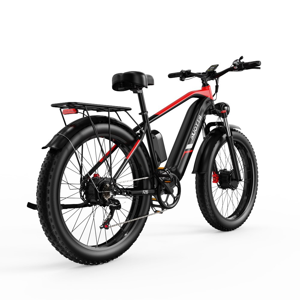 Ein schwarzes Elektrofahrrad mit roten Akzenten, dicken Reifen und Gepäckträger vor weißem Hintergrund.
