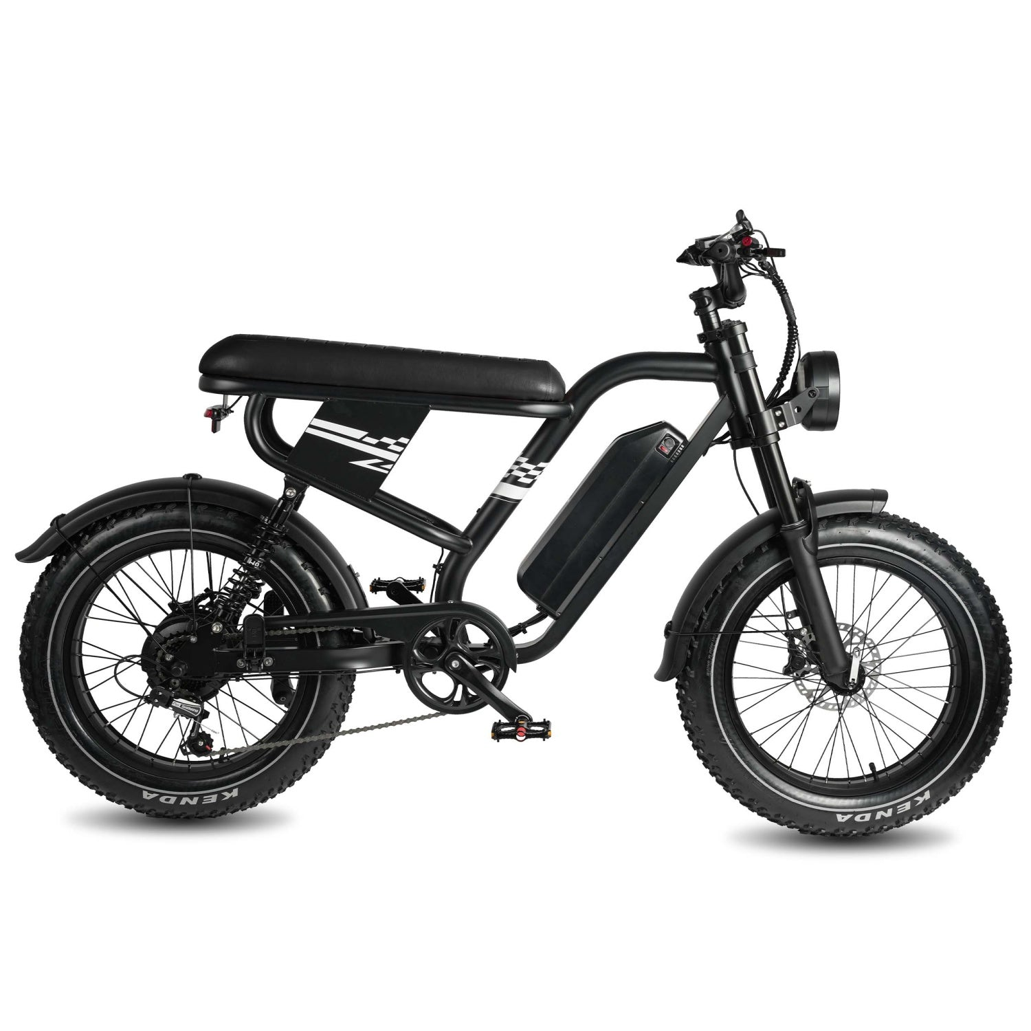 Ein schwarzes Elektrofahrrad mit dickem Reifen, langem Sitz und integriertem Akku auf weißem Hintergrund.