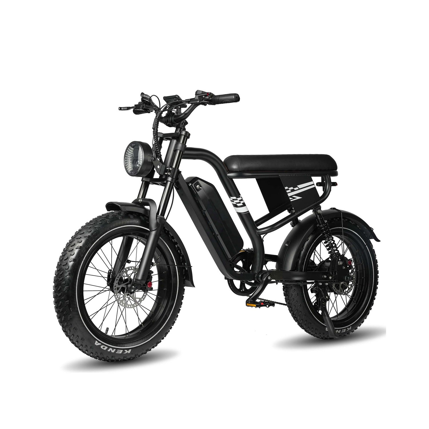 Ein schwarzes E-Bike mit dicken Reifen, rundem Scheinwerfer und langem Sitz vor weißem Hintergrund.