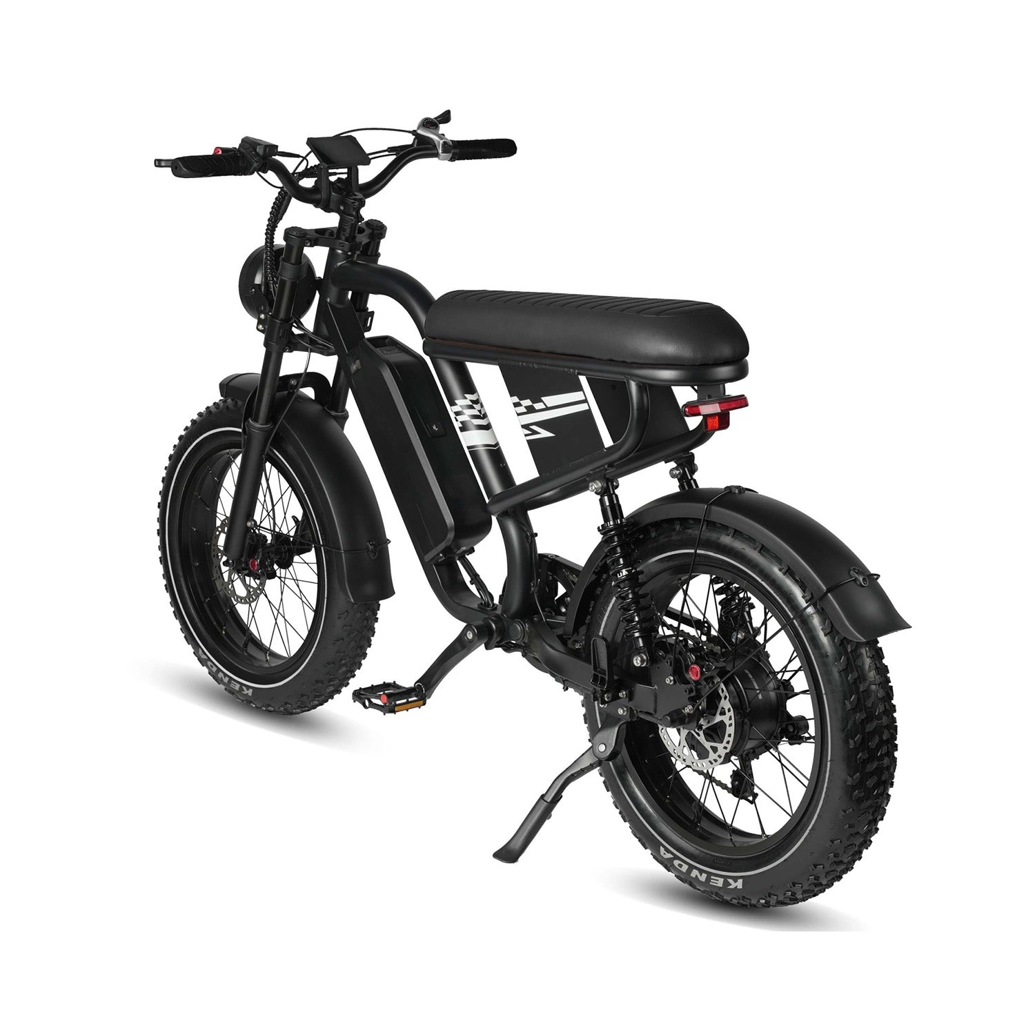 Ein schwarzes Elektro-Moped-Fahrrad mit dicken Reifen, langem Sitz und Scheinwerfer vor weißem Hintergrund.