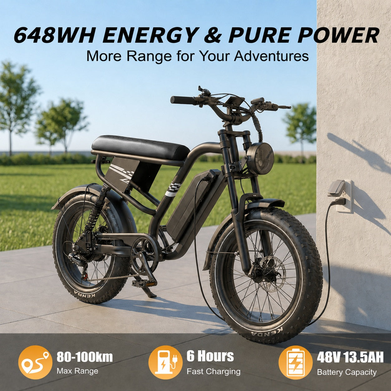 Ein schwarzes Elektrofahrrad lädt an einer Außenwand, umgeben von Grünflächen und Bäumen.