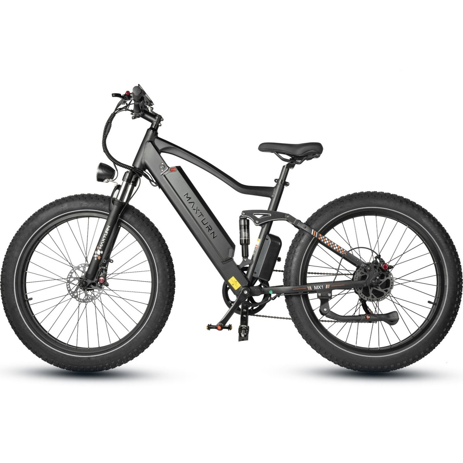 Ein schwarzes Maxturn E-Bike mit dicken Reifen und Vollfederung steht vor einem weißen Hintergrund.