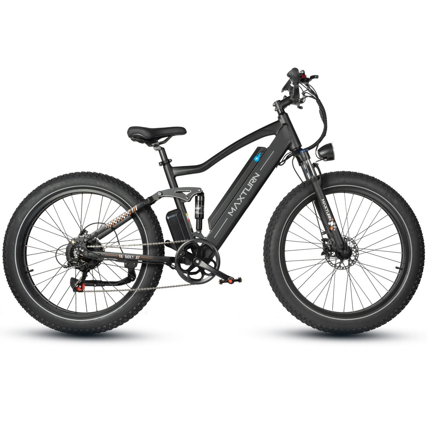 Ein schwarzes Maxturn E-Mountainbike mit dicken Reifen und Doppelfederung auf weißem Hintergrund.