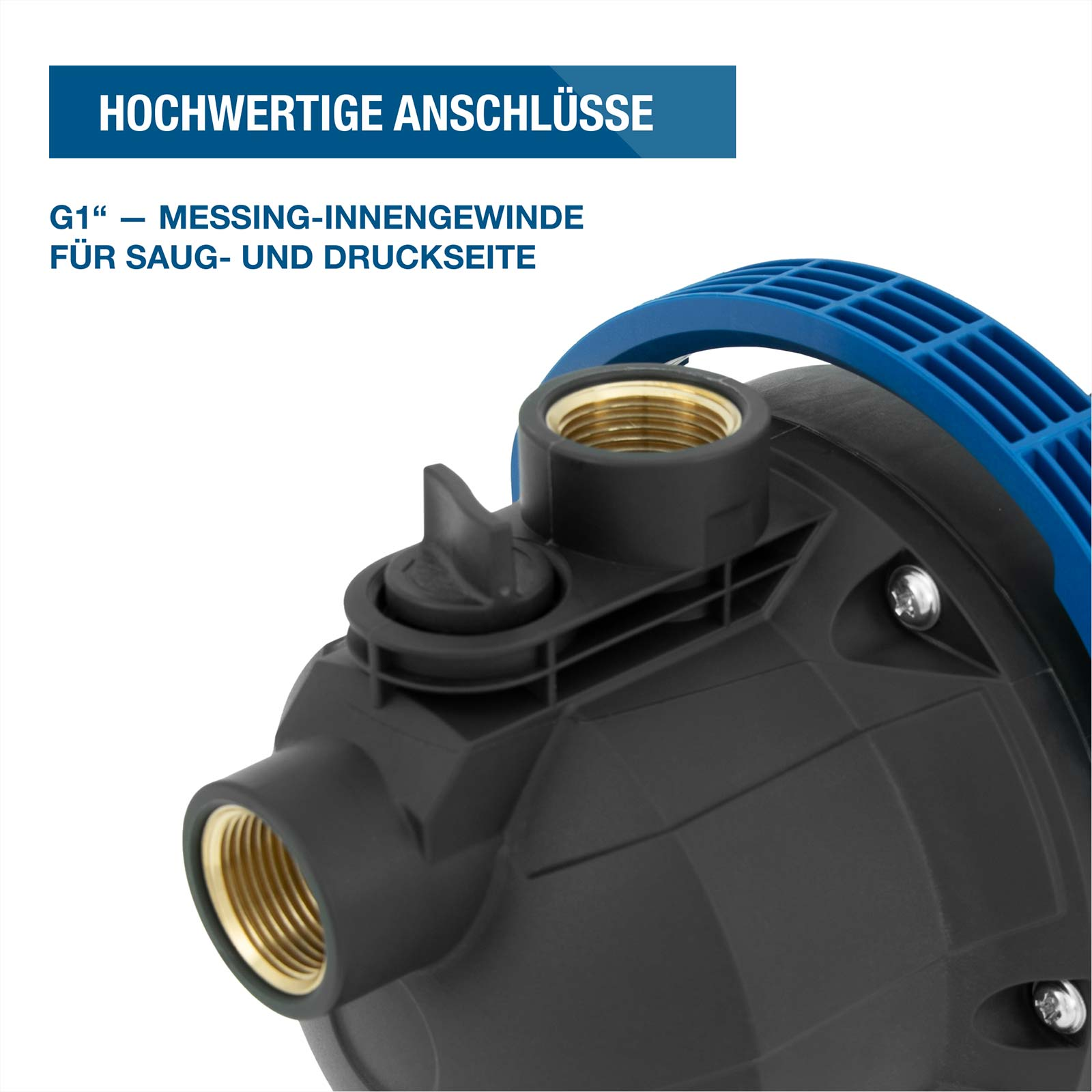 Nahaufnahme einer schwarzen Wasserpumpe mit blauen Elementen und Messing-Gewindeanschlüssen.