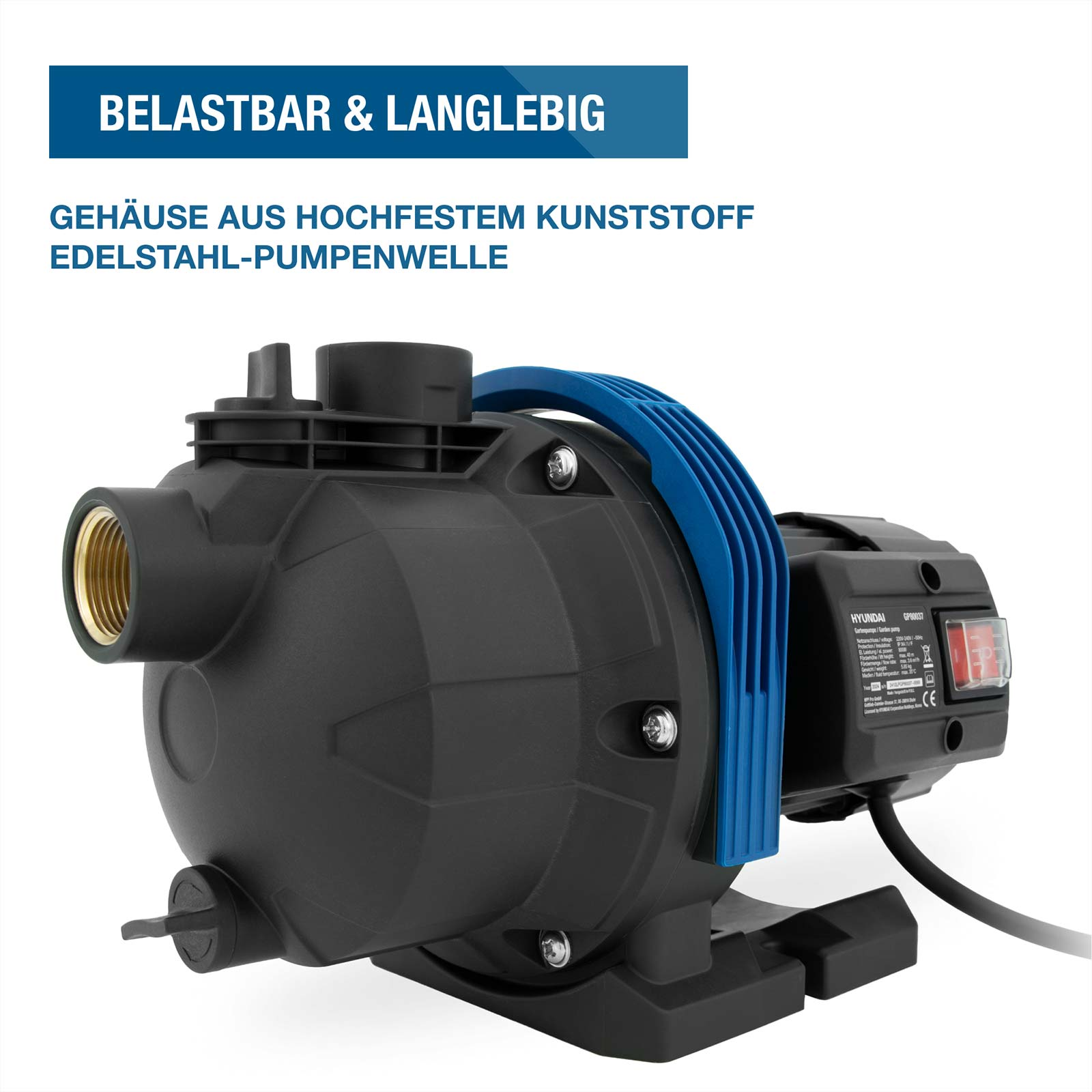 Schwarze Gartenpumpe mit blauen Elementen, Messinganschluss und rotem Schalter vor weißem Hintergrund.