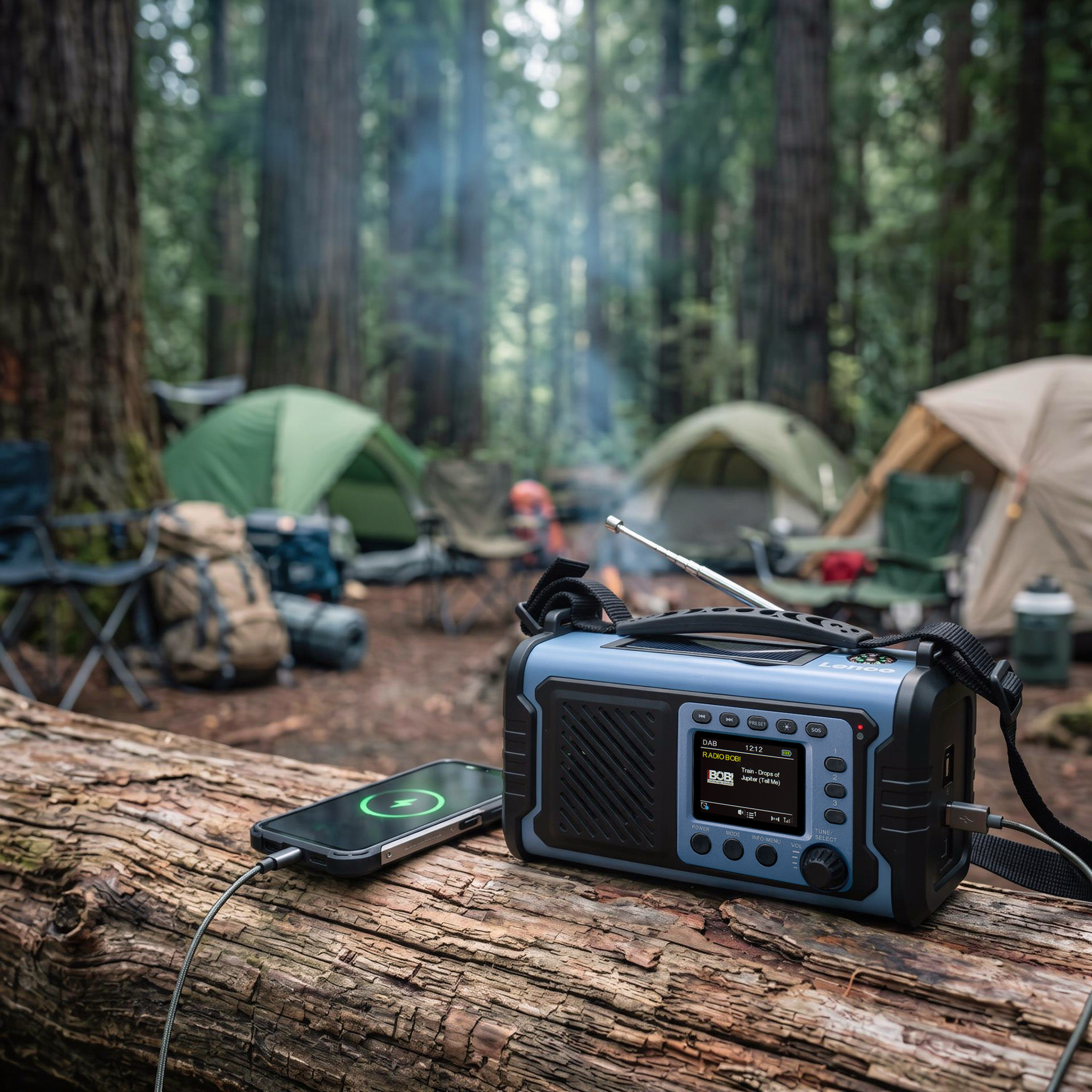 Ein blaues Notrufradio und ein ladendes Telefon liegen auf einem Baumstamm in einem Waldlager.