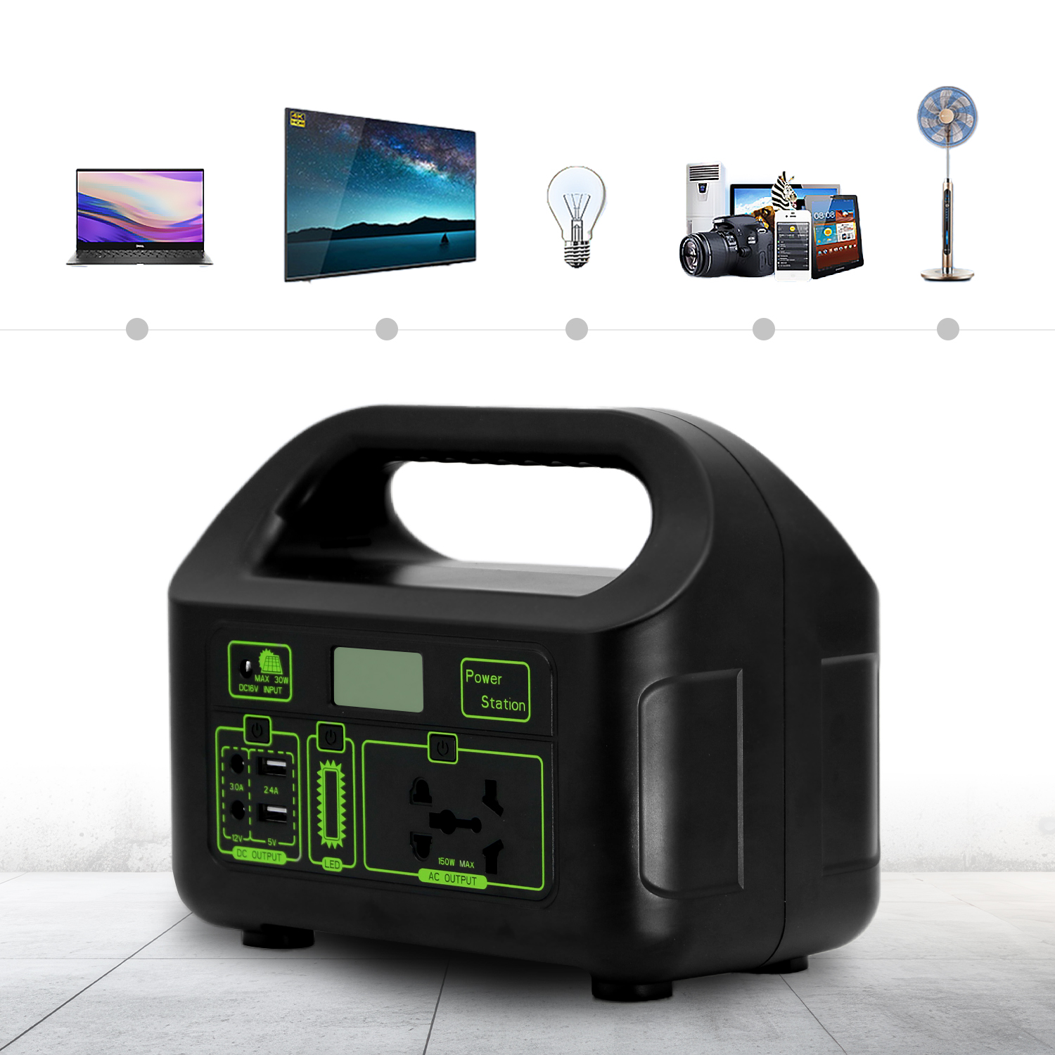 Estación de energía negra con pantalla LED y varias salidas carga aparatos electrónicos como portátiles y lámparas.