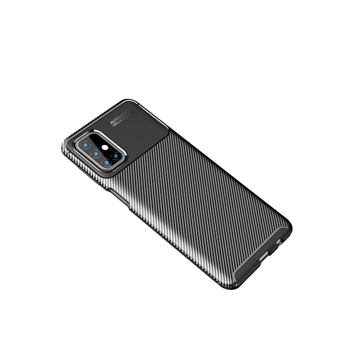 Beyaz arka planda karbon fiber dokulu ve kamera kesikli siyah bir akıllı telefon kılıfı.
