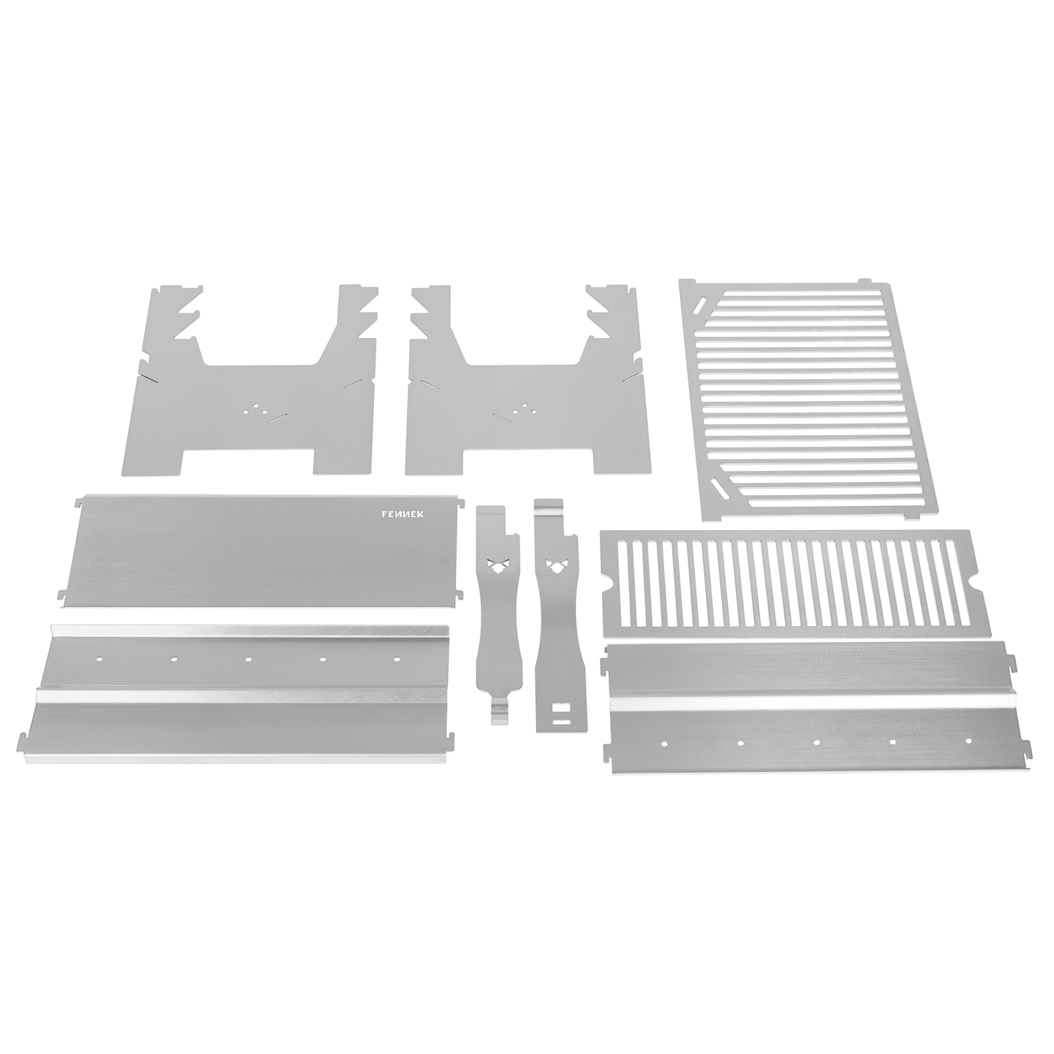 Verschiedene silberne Metallteile und Platten für einen tragbaren Grill auf weißem Hintergrund.