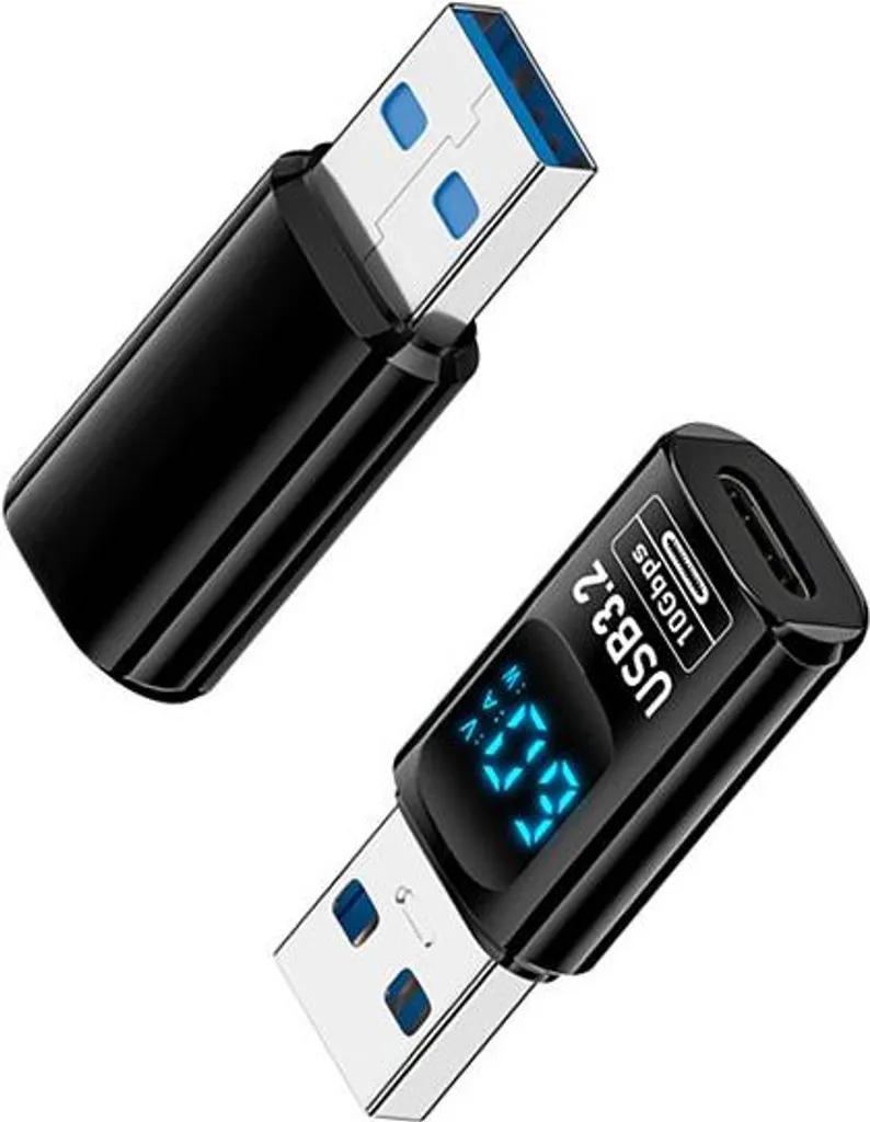 Zwei schwarze USB-Adaptern mit blauen Anschlüssen und einer digitalen Anzeige vor weißem Hintergrund.