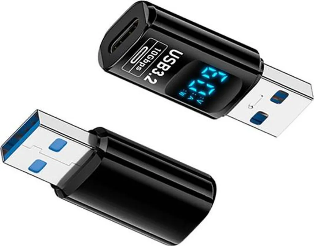 Zwei schwarze USB-Adapter vor weißem Hintergrund, einer mit digitalem Display.