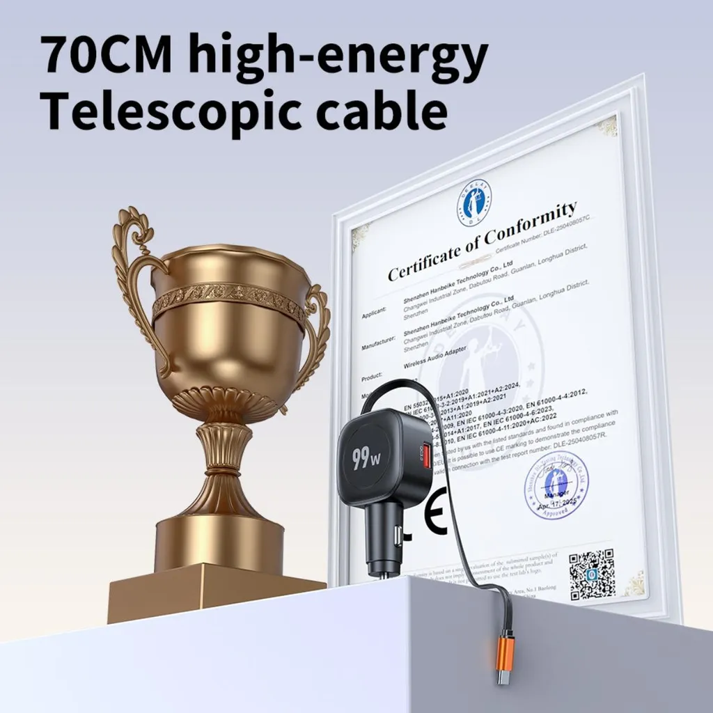 Eine goldene Trophäe, ein schwarzes 99W Autoladegerät mit Teleskopkabel und ein Konformitätszertifikat.