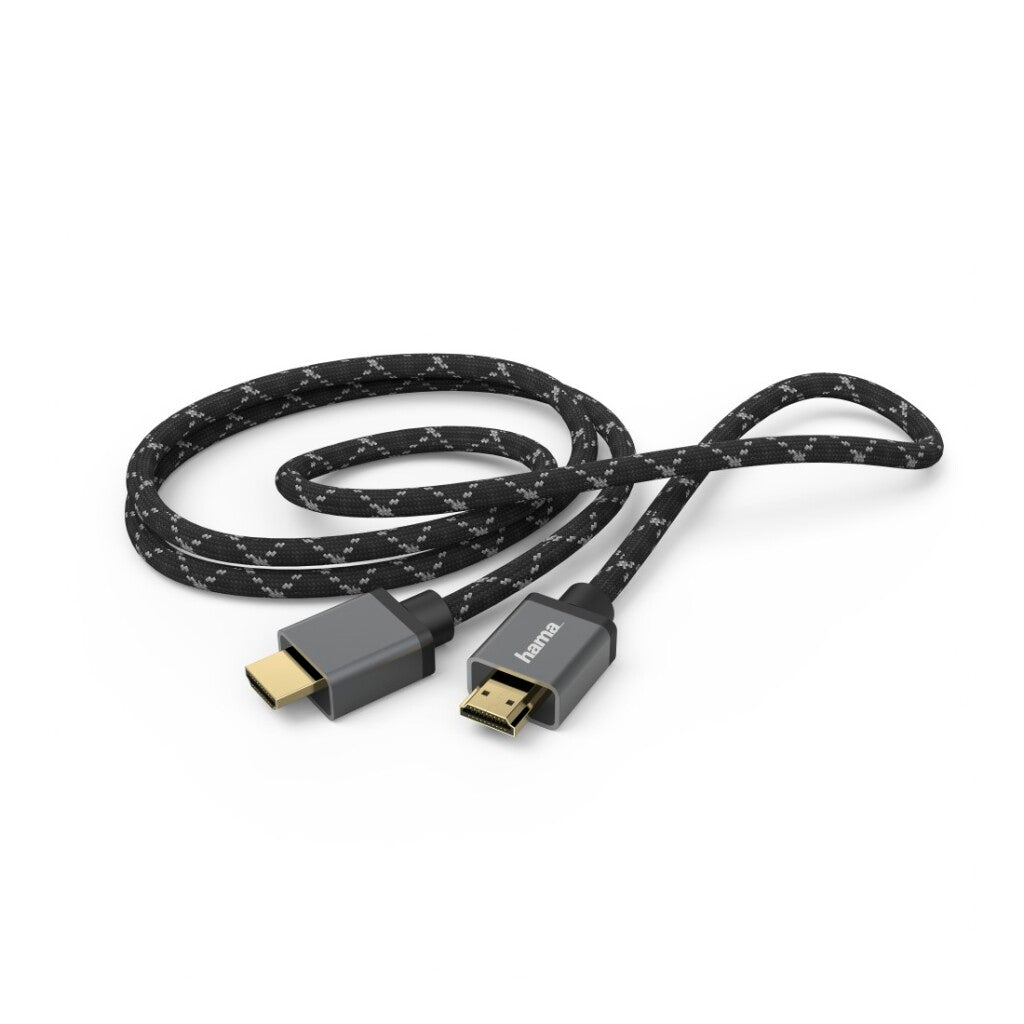 Ein gewebtes, schwarzes HDMI-Kabel mit goldenen Anschlüssen liegt auf weißem Hintergrund.