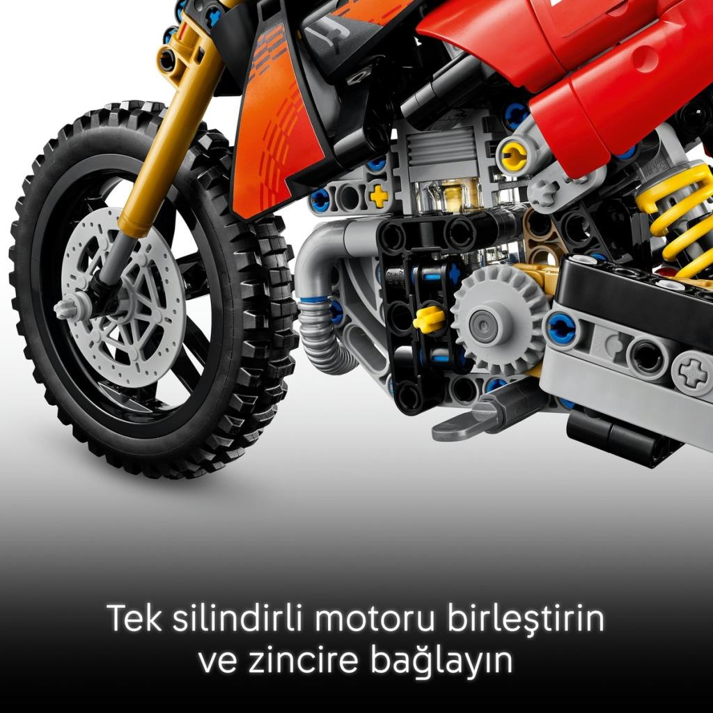 Görünür motoru ve ön tekerleği olan yapılmış bir Lego Technic motosikletinin yakın çekimi.