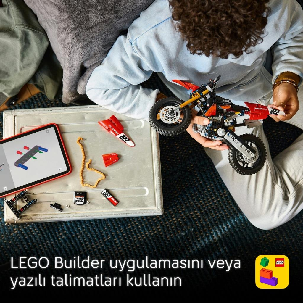Bir çocuk, bir tablette dijital yapım talimatlarını kullanarak bir LEGO motosiklet yapıyor.