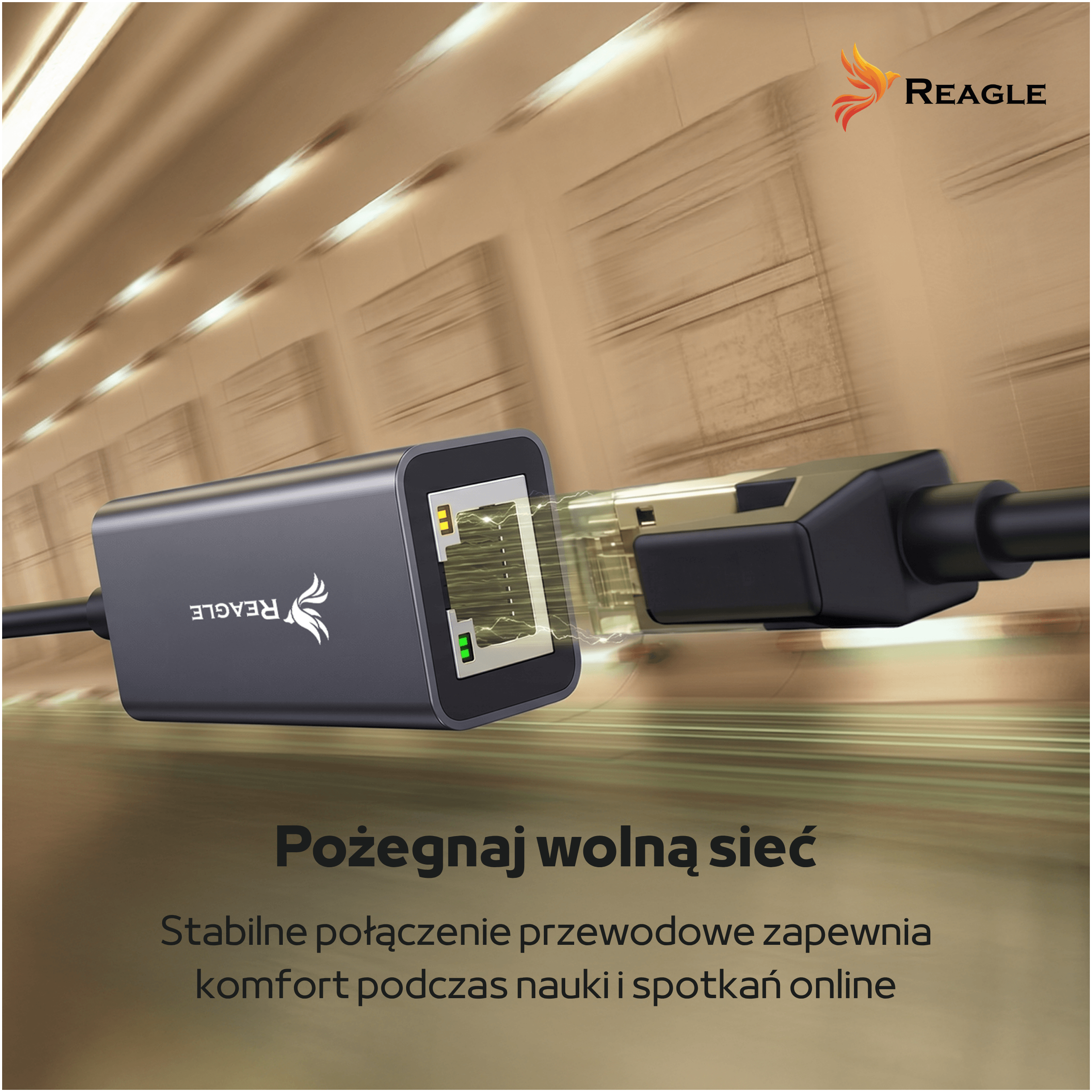 Un adattatore ethernet grigio si collega a un cavo, circondato da scintille elettriche su sfondo dorato.