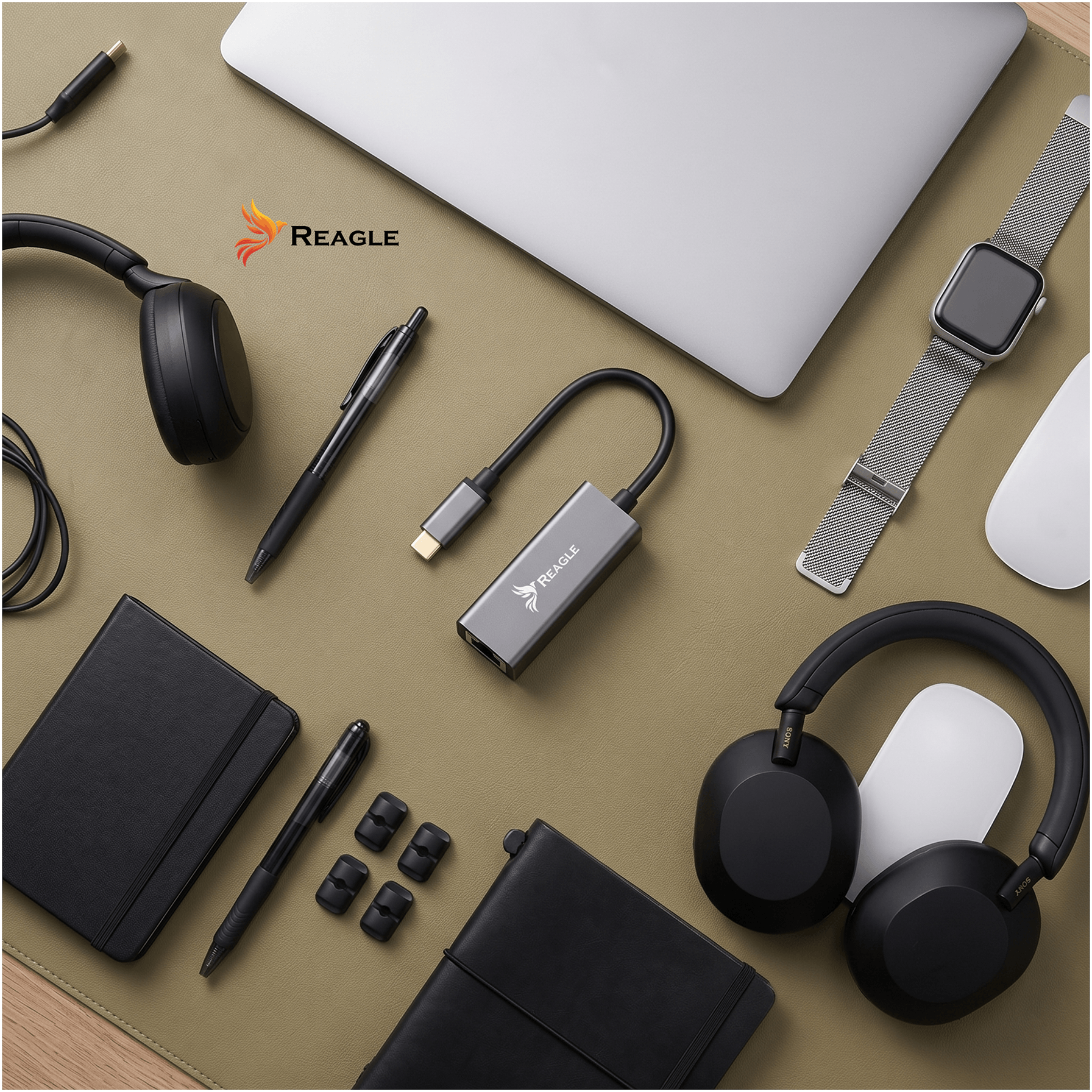Scrivania con laptop, cuffie, smartwatch, notebook, penne, mouse e un hub USB-C grigio al centro.