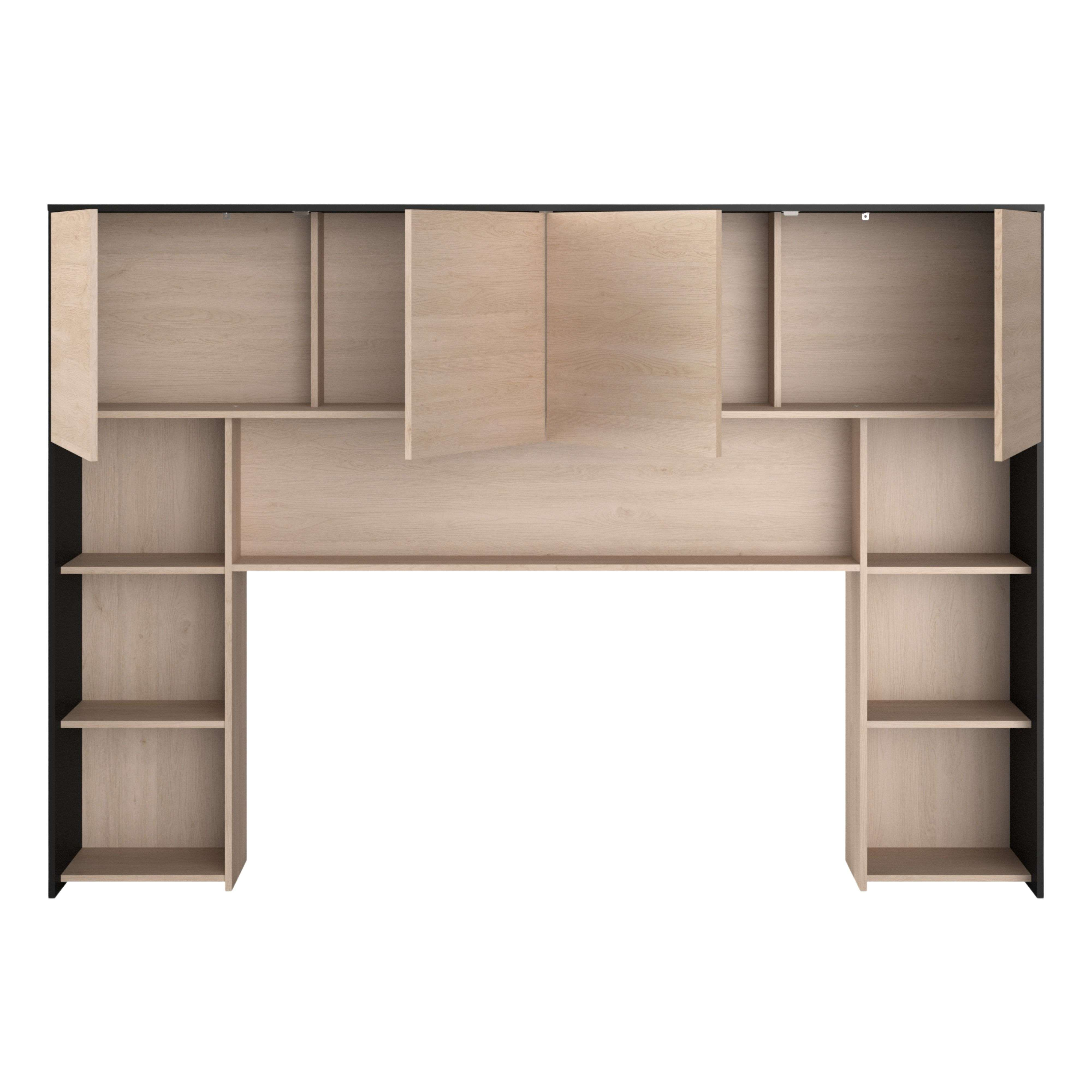 Estantería de pared de madera con laterales negros, con estantes abiertos y puertas de armario.
