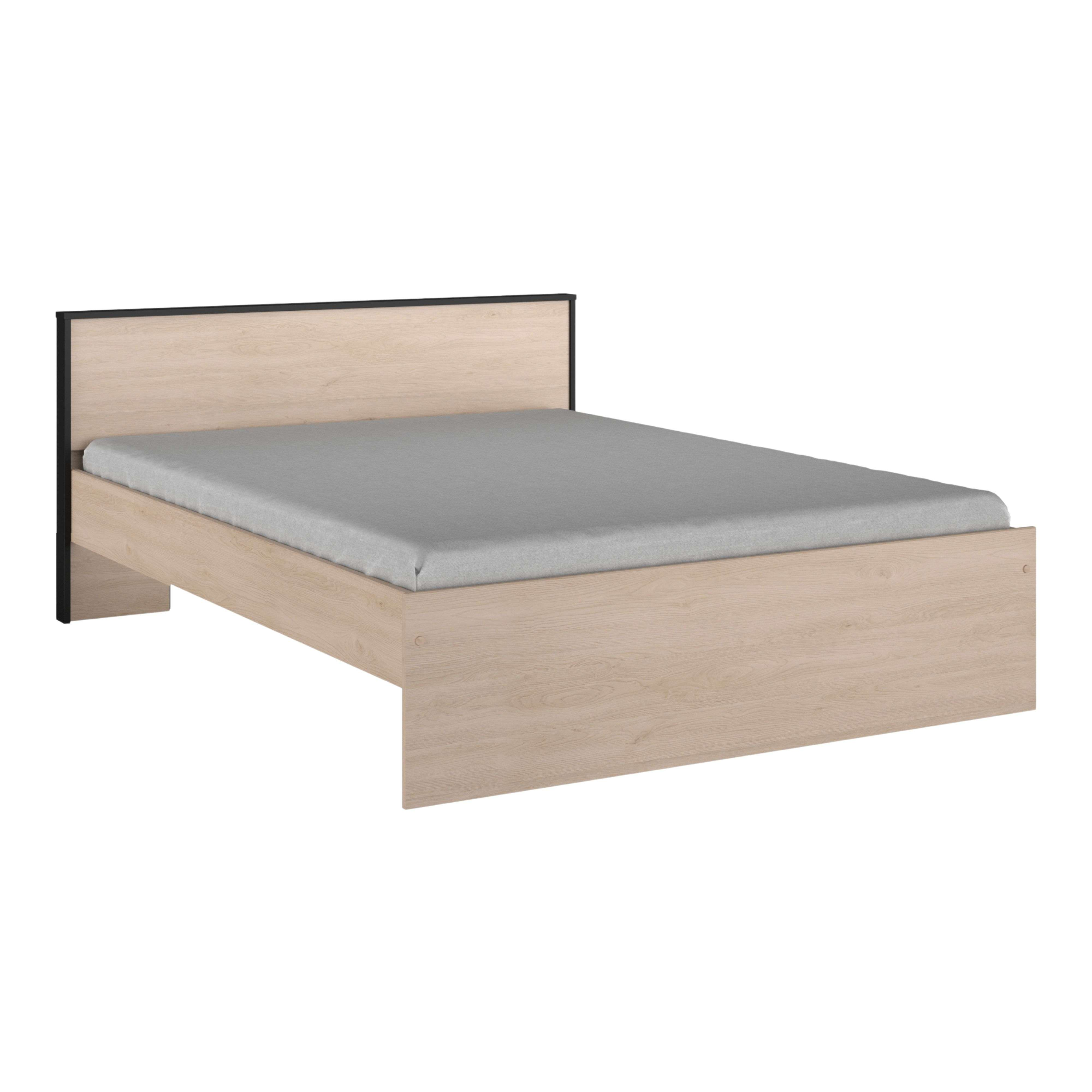 Una cama doble de madera con cabecera negra y colchón gris sobre fondo blanco.