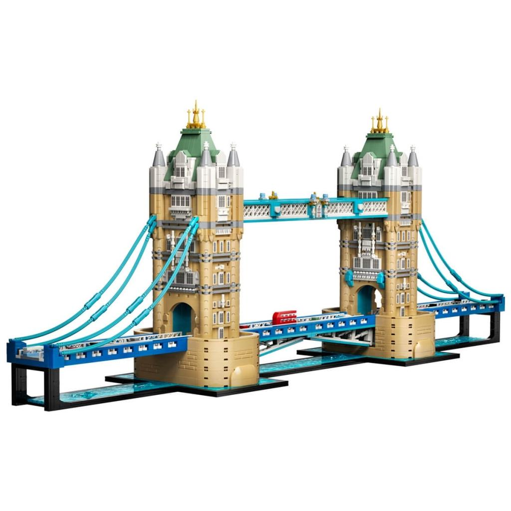 İki ikiz kule, mavi askı kabloları ve bir minibüse sahip Londra'nın Tower Bridge köprüsünün detaylı bir Lego modeli.