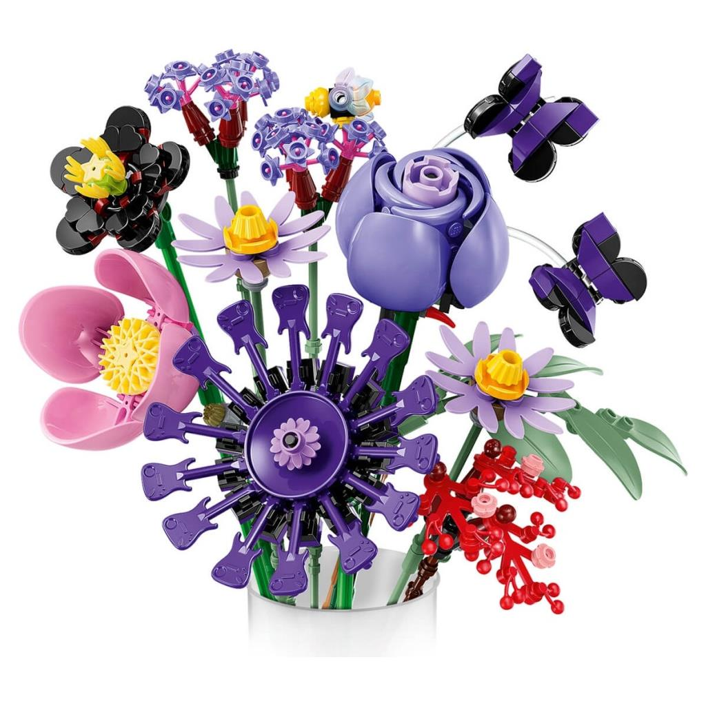 Colorido ramo de flores LEGO en un florero con rosas moradas, varias flores y pequeñas mariposas.