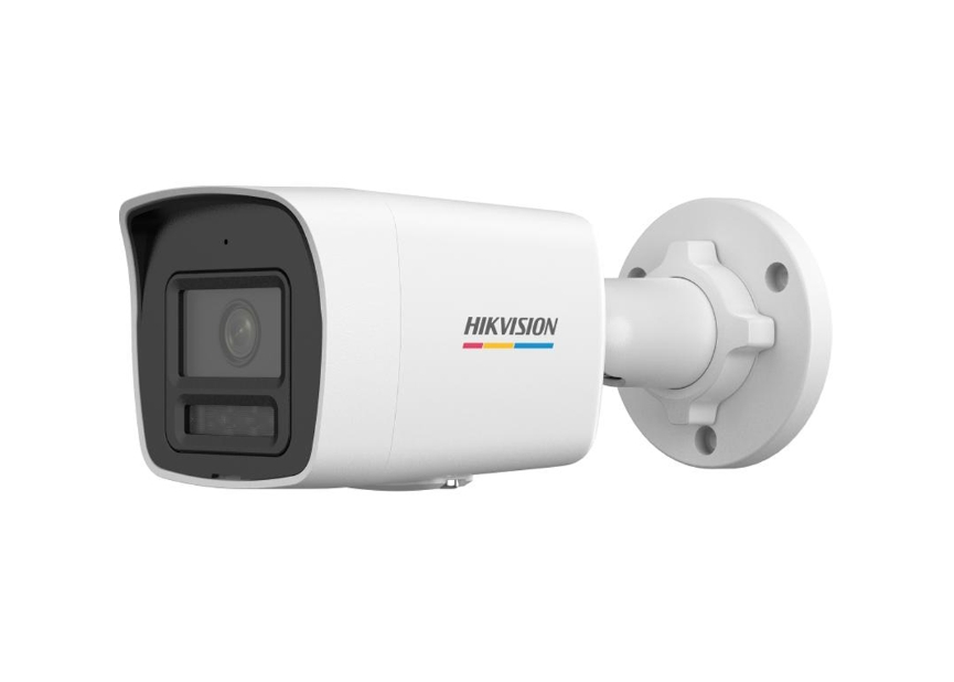Beyaz arkaplanda duvara montaj aparatlı beyaz Hikvision güvenlik kamerası.