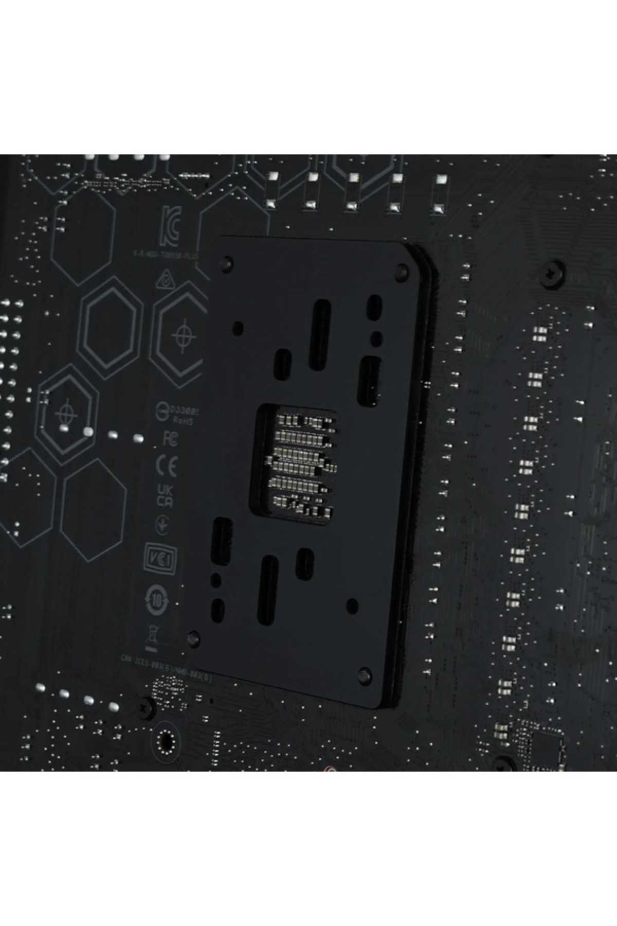 Elektronik bileşenler ve sembollerle siyah bilgisayar anakartı arka plakasının yakın plan görüntüsü.