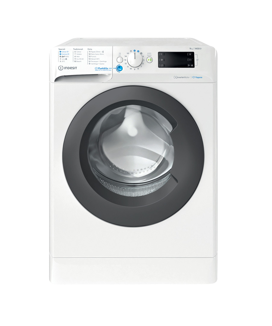 Una lavatrice a carica frontale Indesit bianca con oblò grigio e pannello digitale.