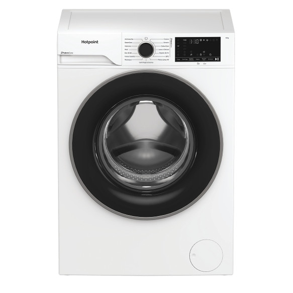 Una lavatrice bianca Hotpoint con oblò nero e display digitale su sfondo bianco.