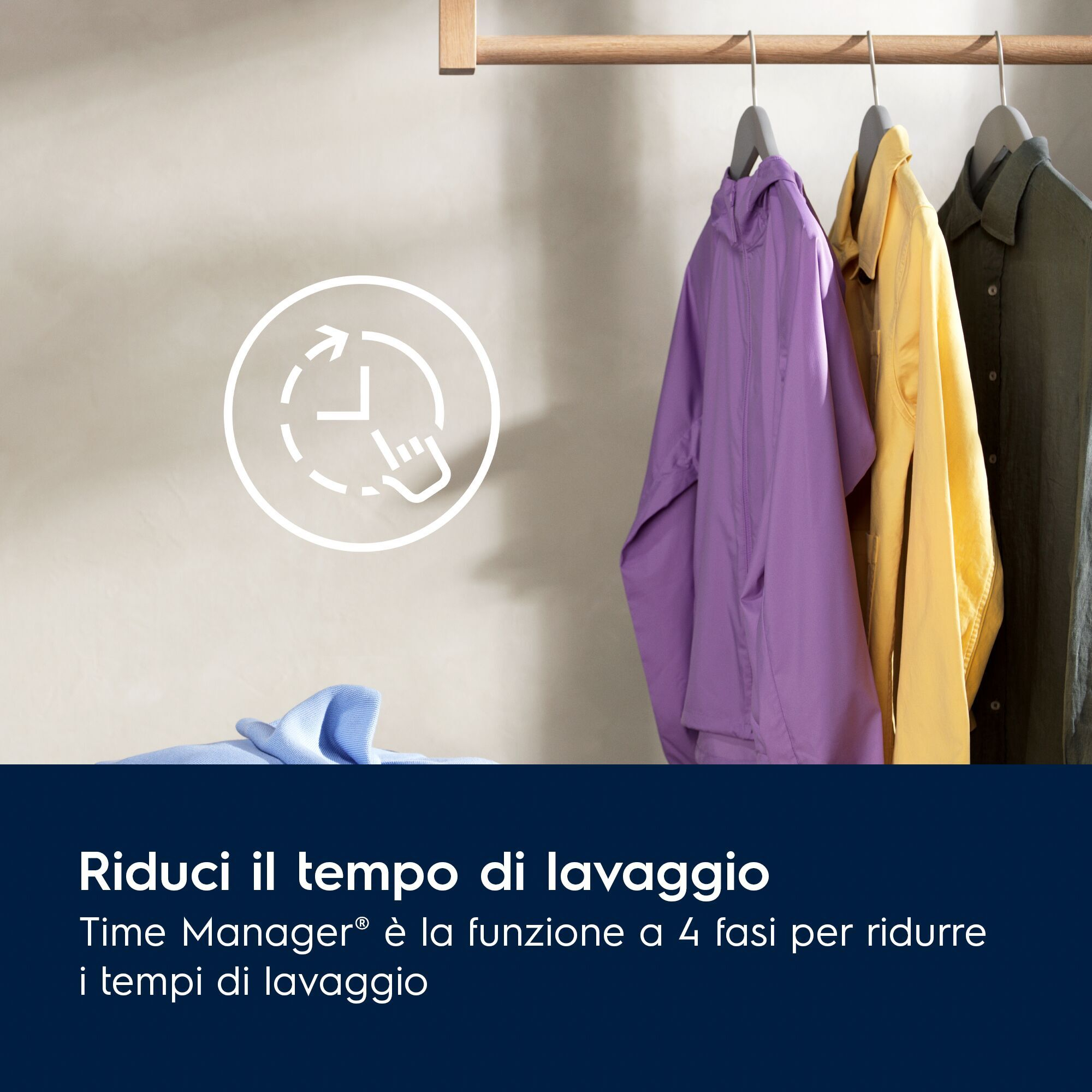Vestiti appesi a una gruccia con un'icona di orologio e testo blu sotto.