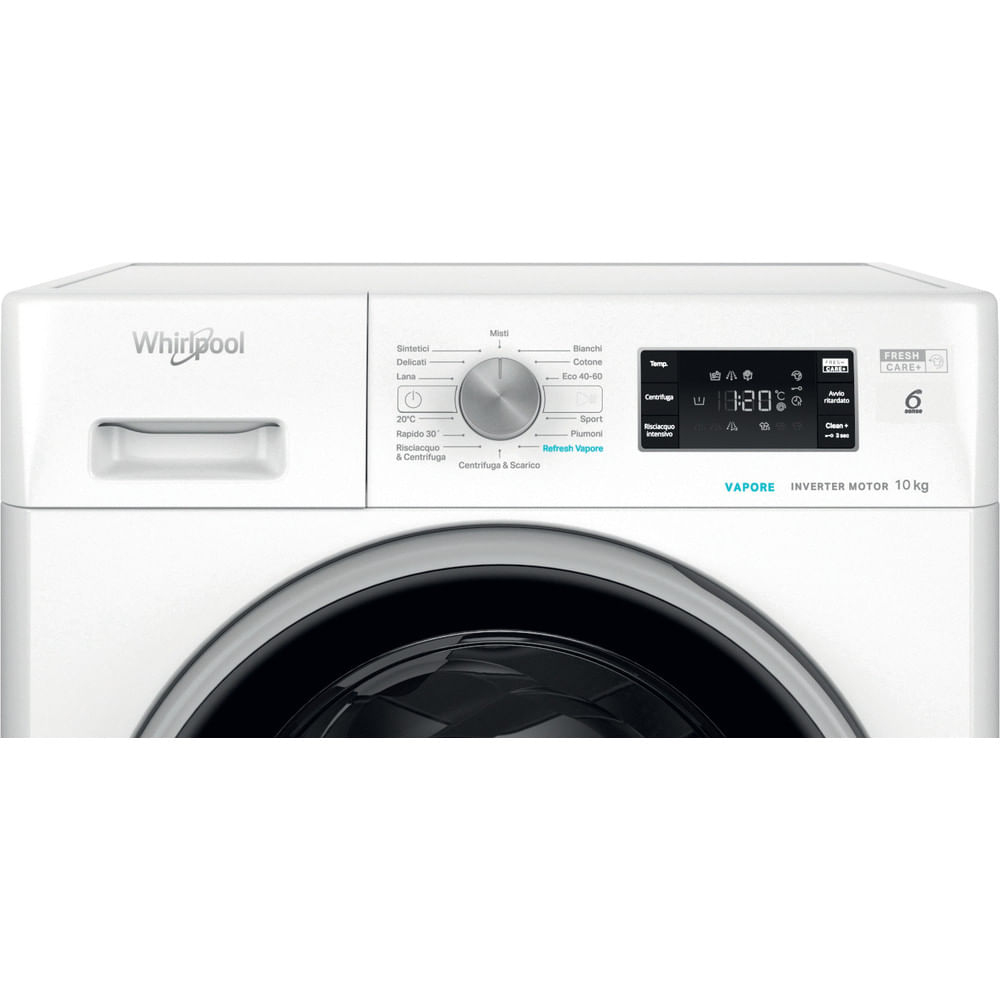 Primo piano del pannello di controllo frontale di una lavatrice Whirlpool bianca con manopola e display.