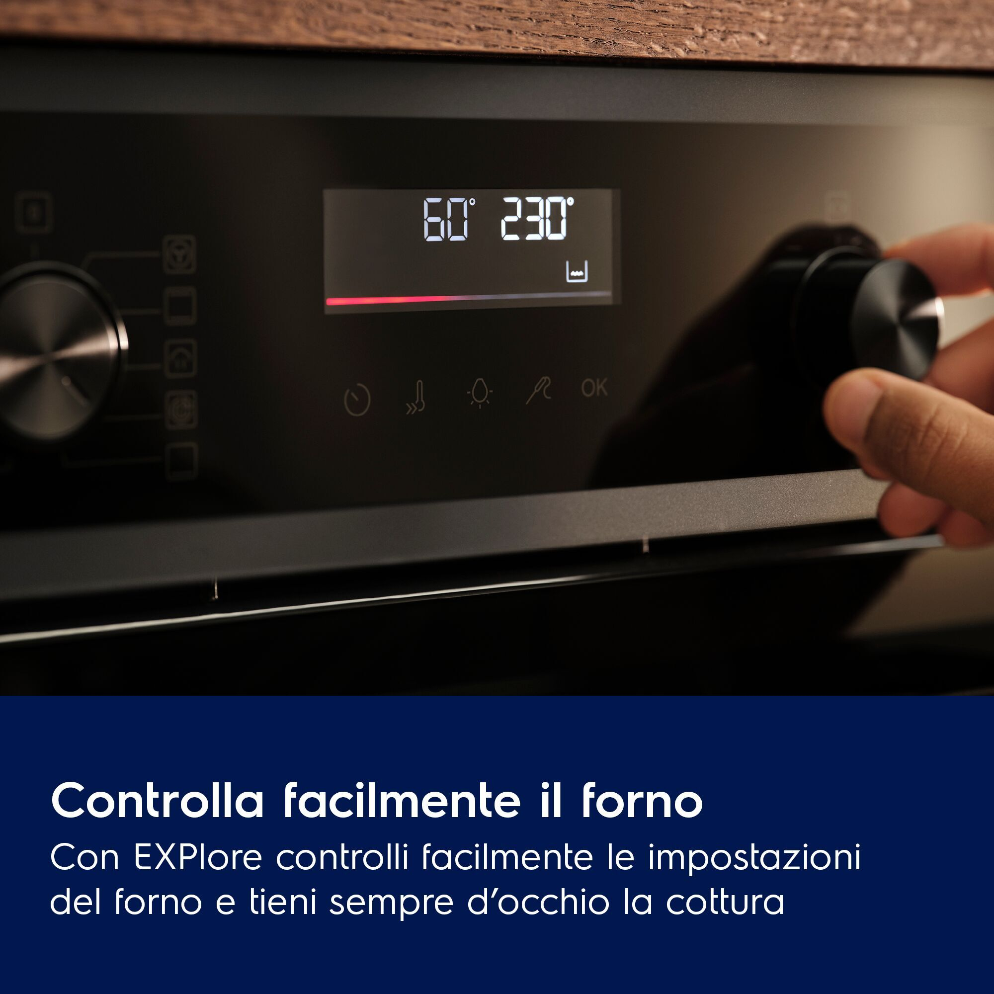 Una mano regola la manopola su un pannello di controllo del forno nero con display digitale.