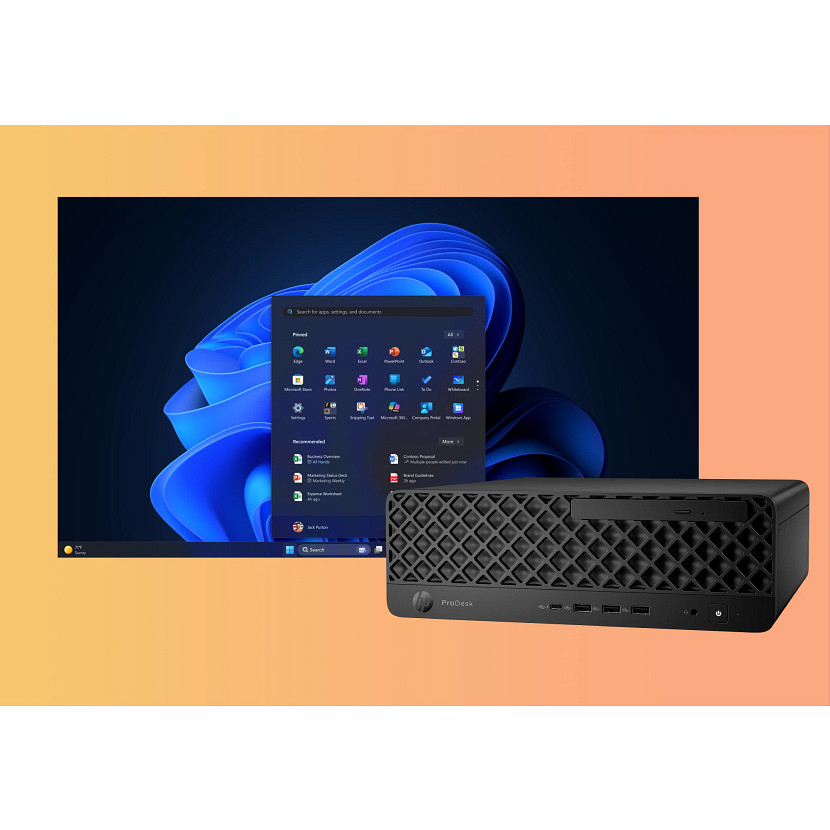 Un mini PC desktop HP ProDesk nero di fronte a un monitor che mostra il menu Start di Windows 11 su sfondo arancione.