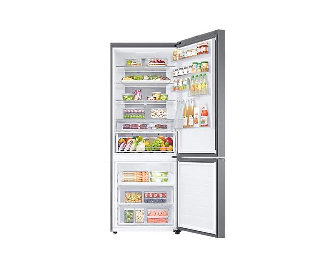 Ein offener, grauer Kühlschrank mit gefüllten Regalen und Schubladen voller frischer Lebensmittel.