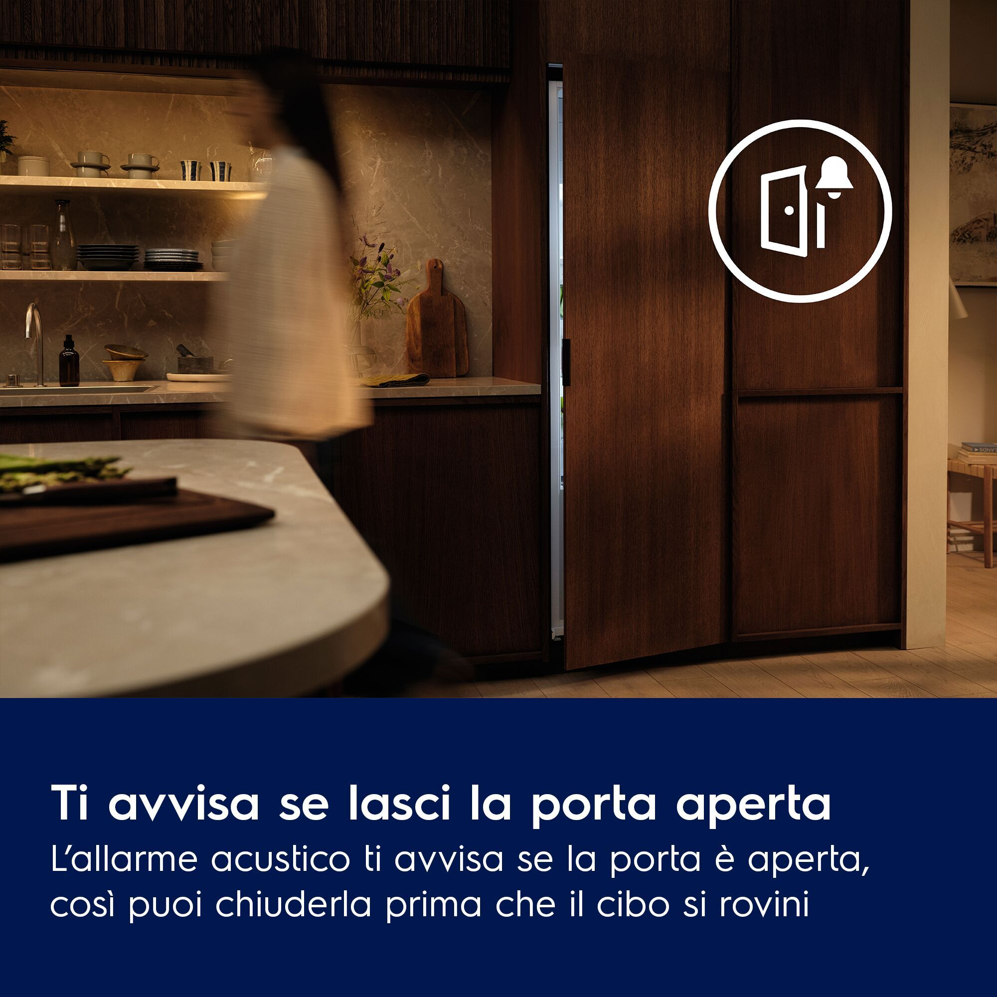 Moderna cucina in legno con mensole illuminate e frigorifero aperto con icona di allarme.
