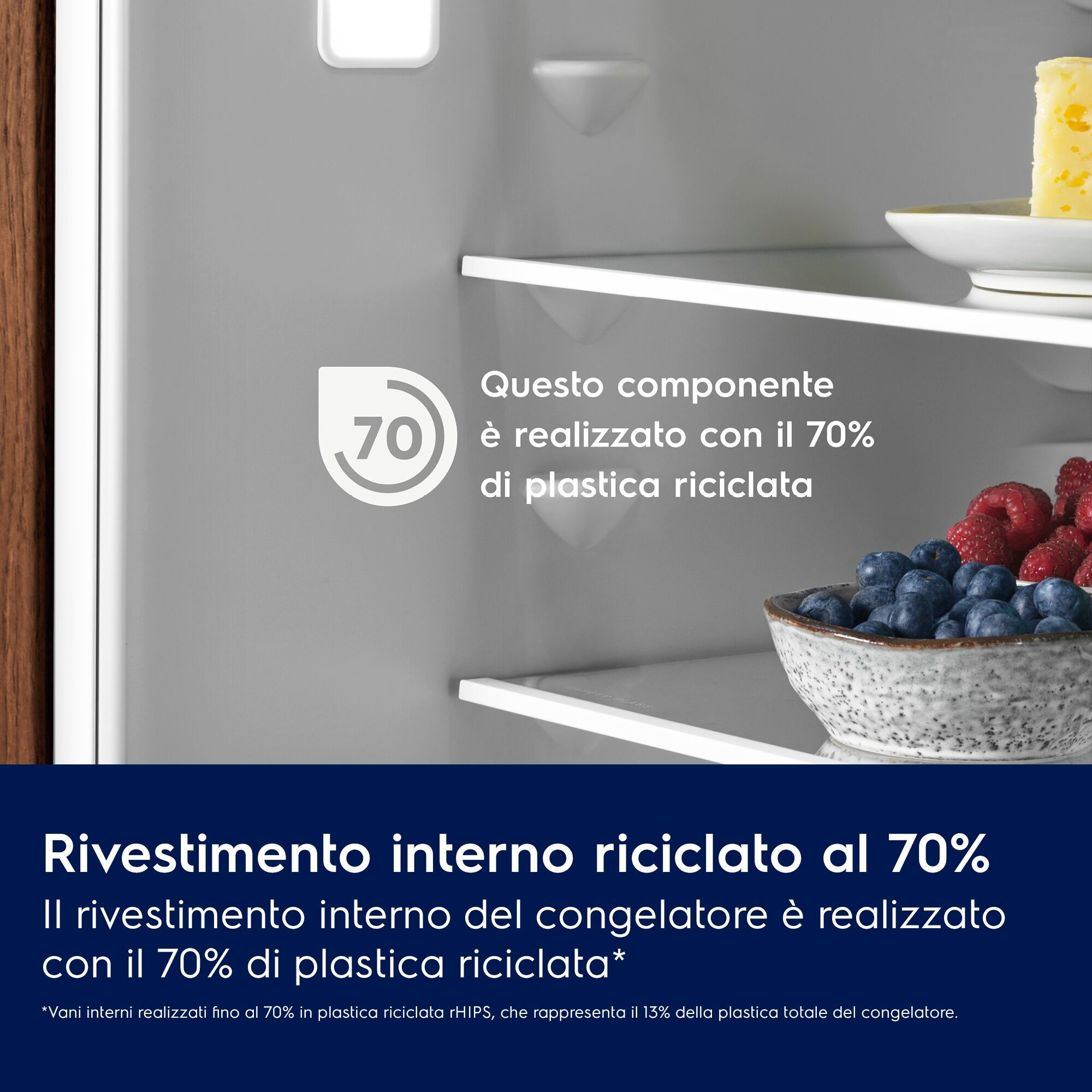 Interno di un frigorifero con ripiani contenenti formaggio e bacche, con testo sul 70 percento di plastica riciclata.