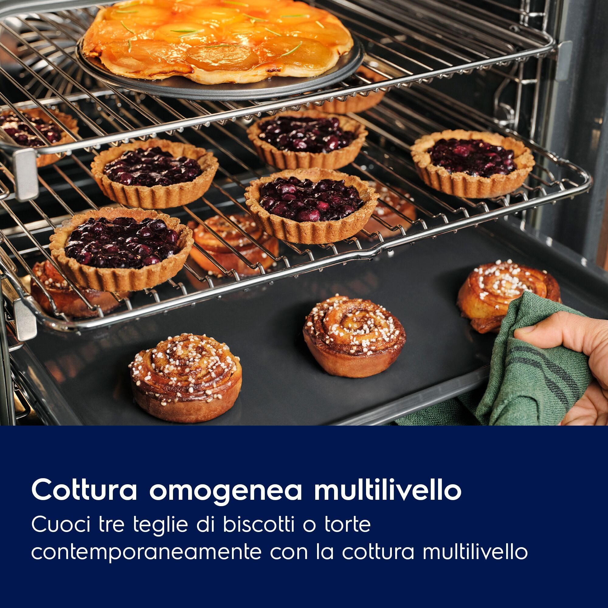 Forno multilivello pieno di crostate, torte e girelle alla cannella.